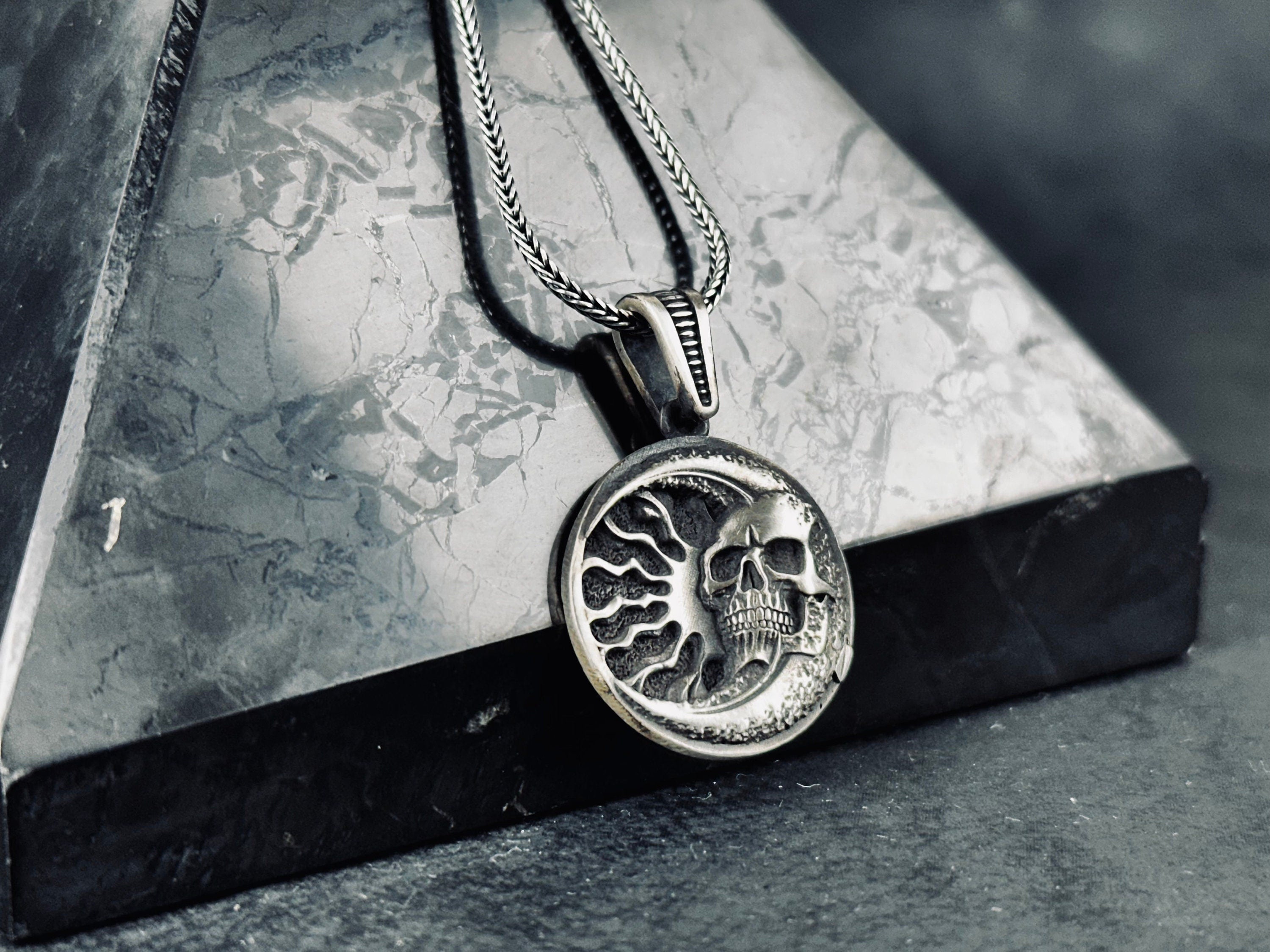 Gümüş Kurukafa Ay Kolye: Gotik Takı (Zincirli Uç)