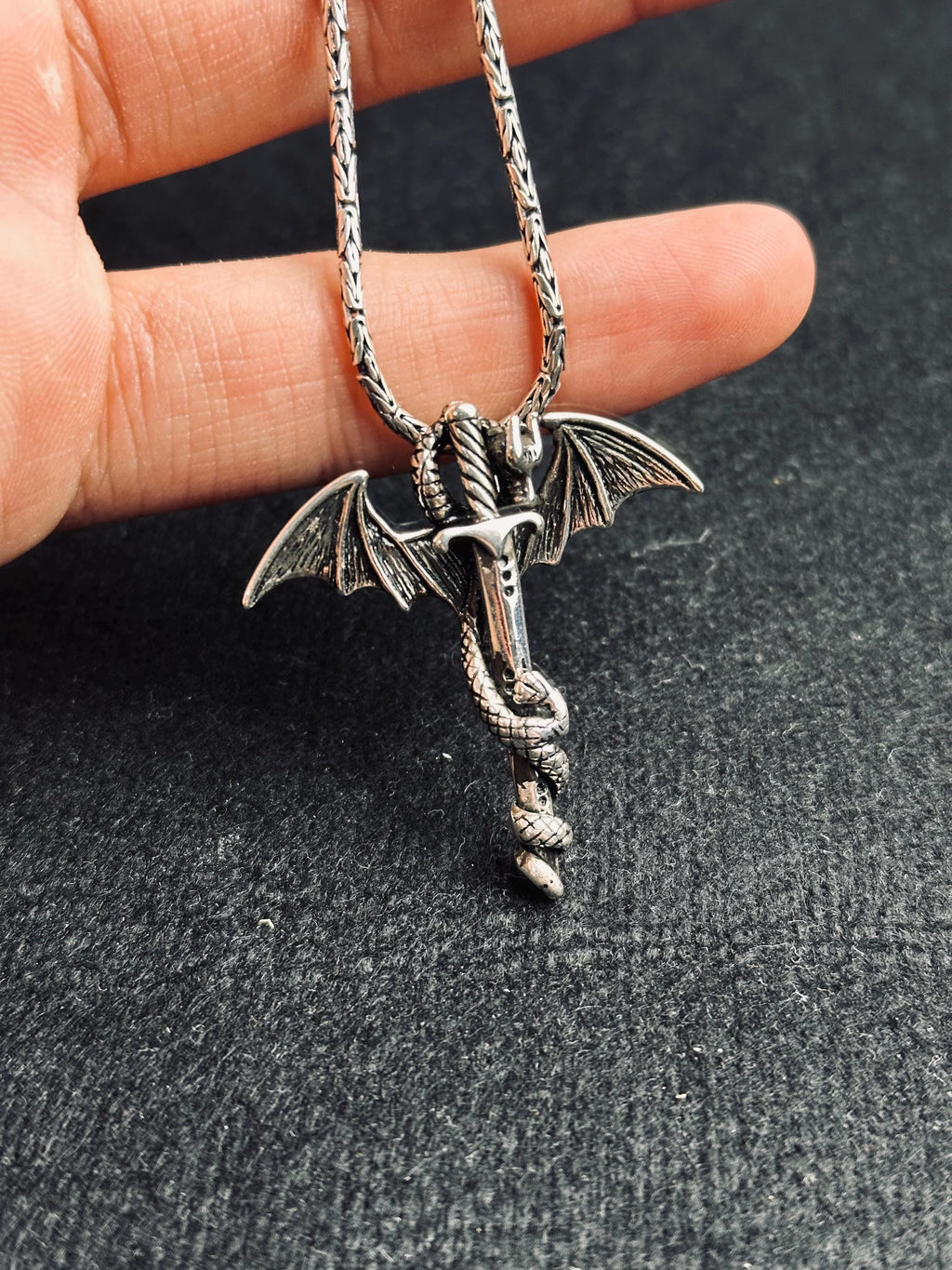 Yarasa Kanadı Kılıç Kolye: Gotik Gümüş Kolye