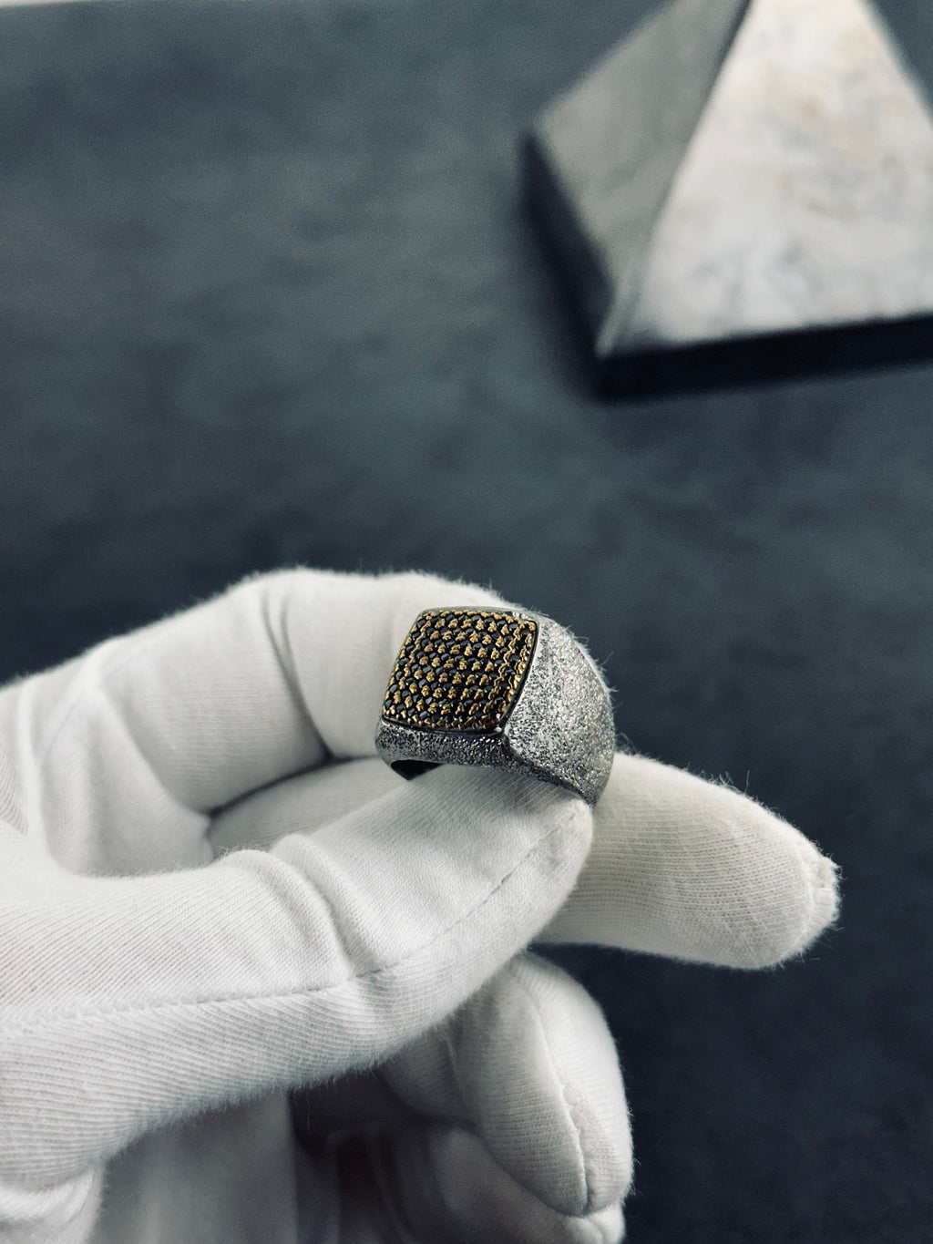Oymalı Zirkon Nokta Yüzük: Rodyum Kaplama Gümüş