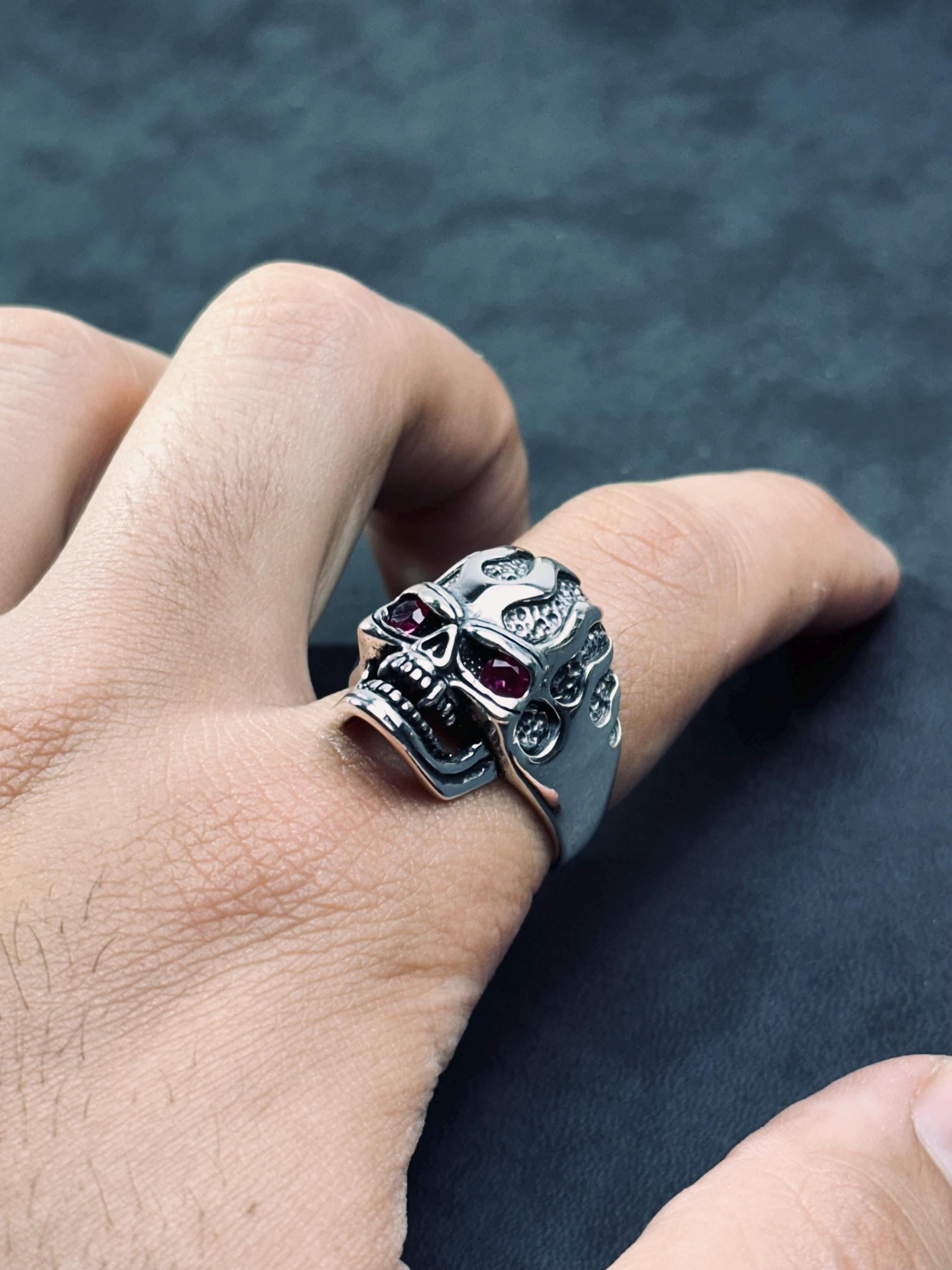 Kurukafa Yüzük: Gotik Gümüş - Zirkon Taş Detaylı