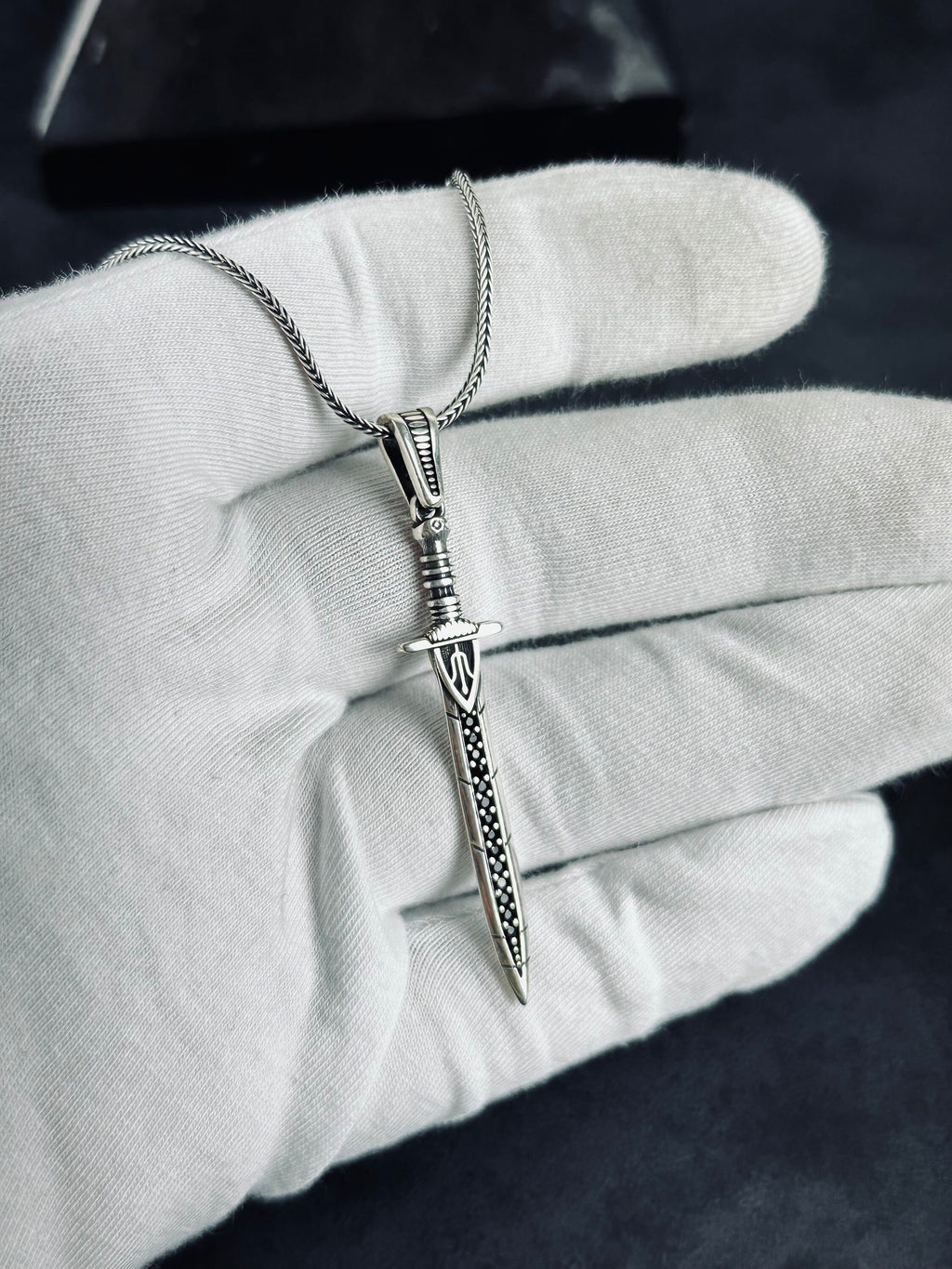 Viking Kılıcı Kolye: Zirkon Taşlı Gümüş Kolye Ucu