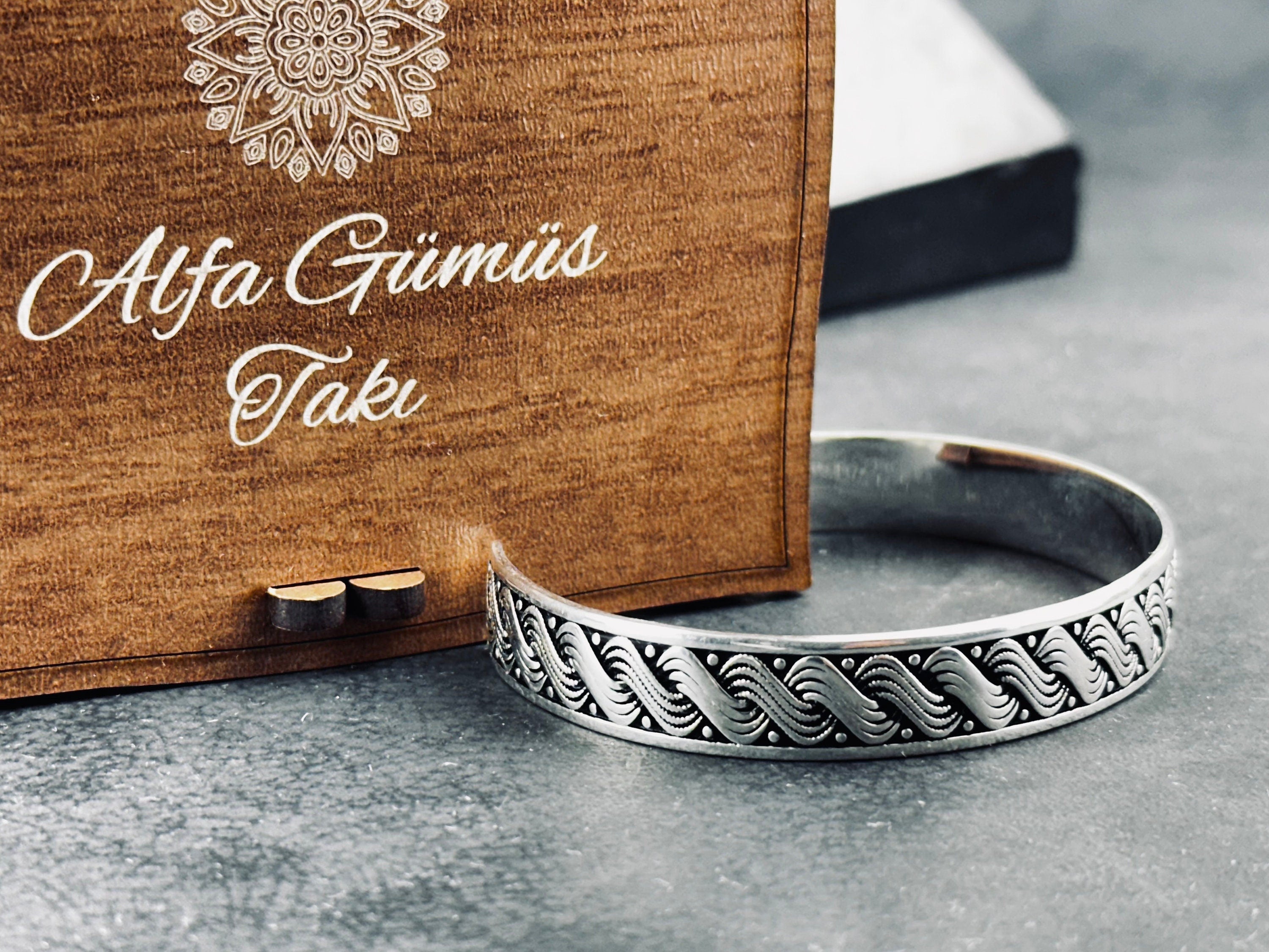 Som Gümüş Kelepçe: Dalgalı Örme Tasarım - Ayarlanabilir Unisex