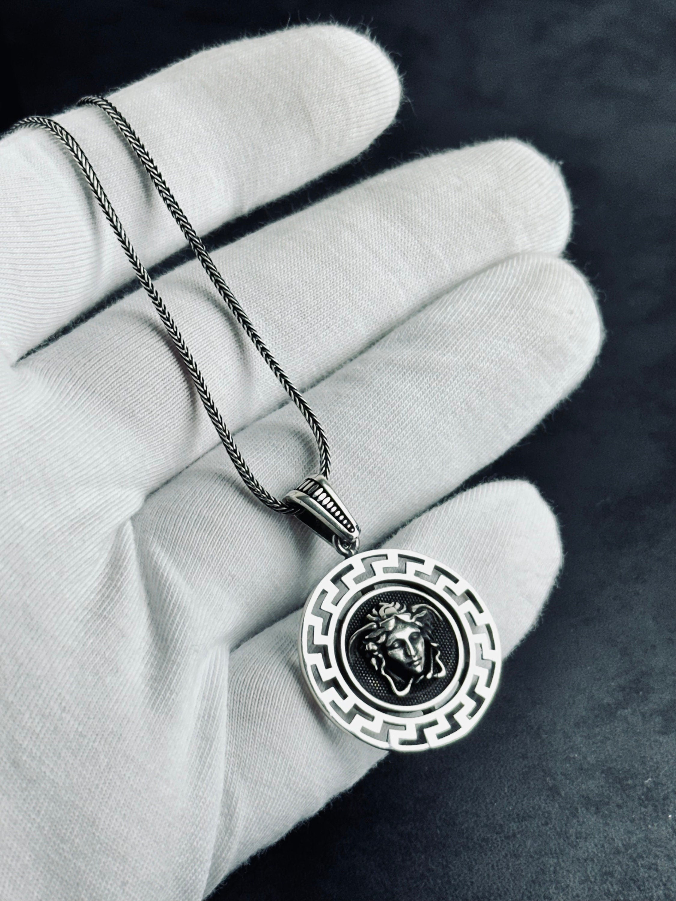 Medusa Kolye: Çift Taraflı Mit Tasarımı (925 Ayar Gümüş)