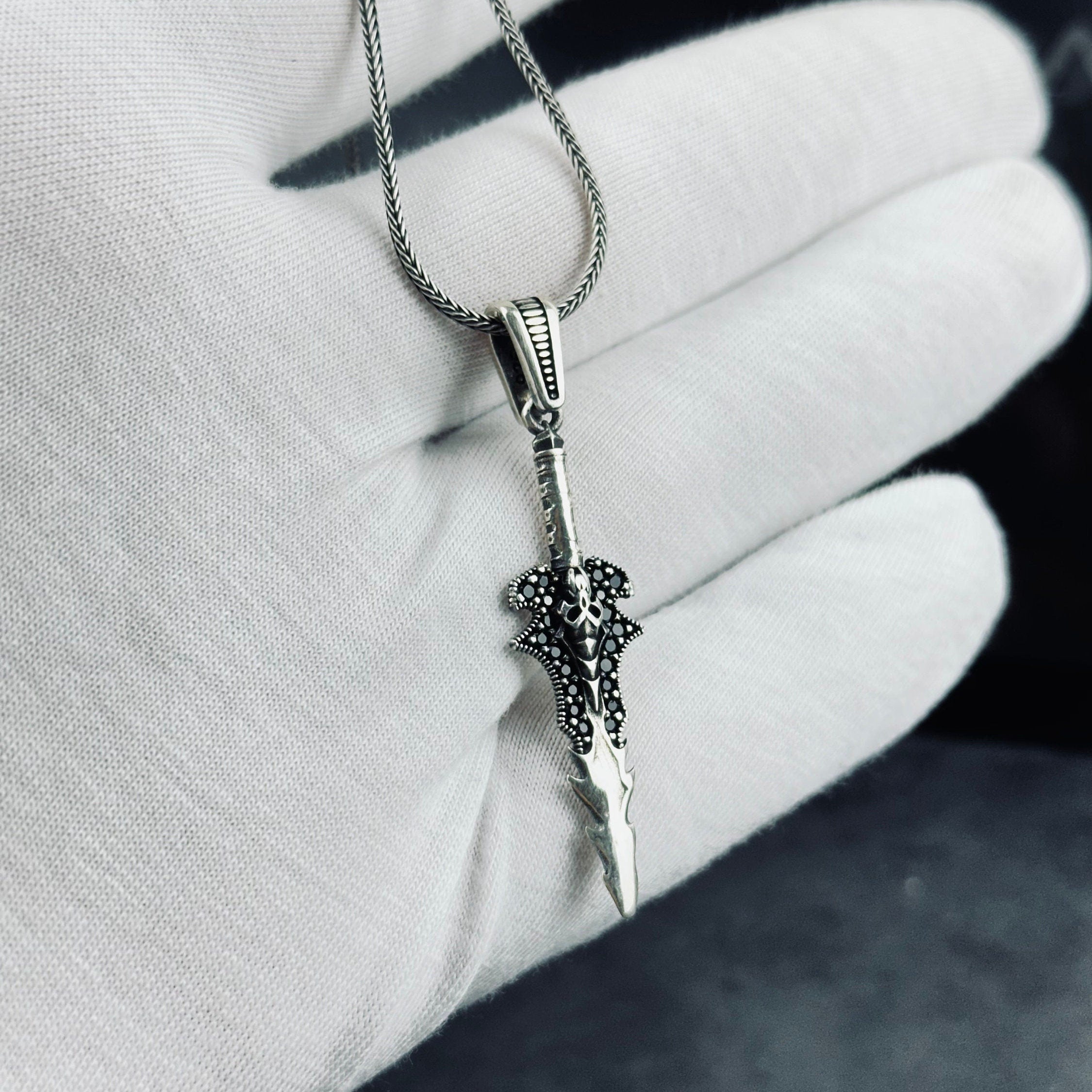 Gümüş Kurukafa Kılıç Kolye - Mistik Gotik Değerli Taş Kolye Ucu
