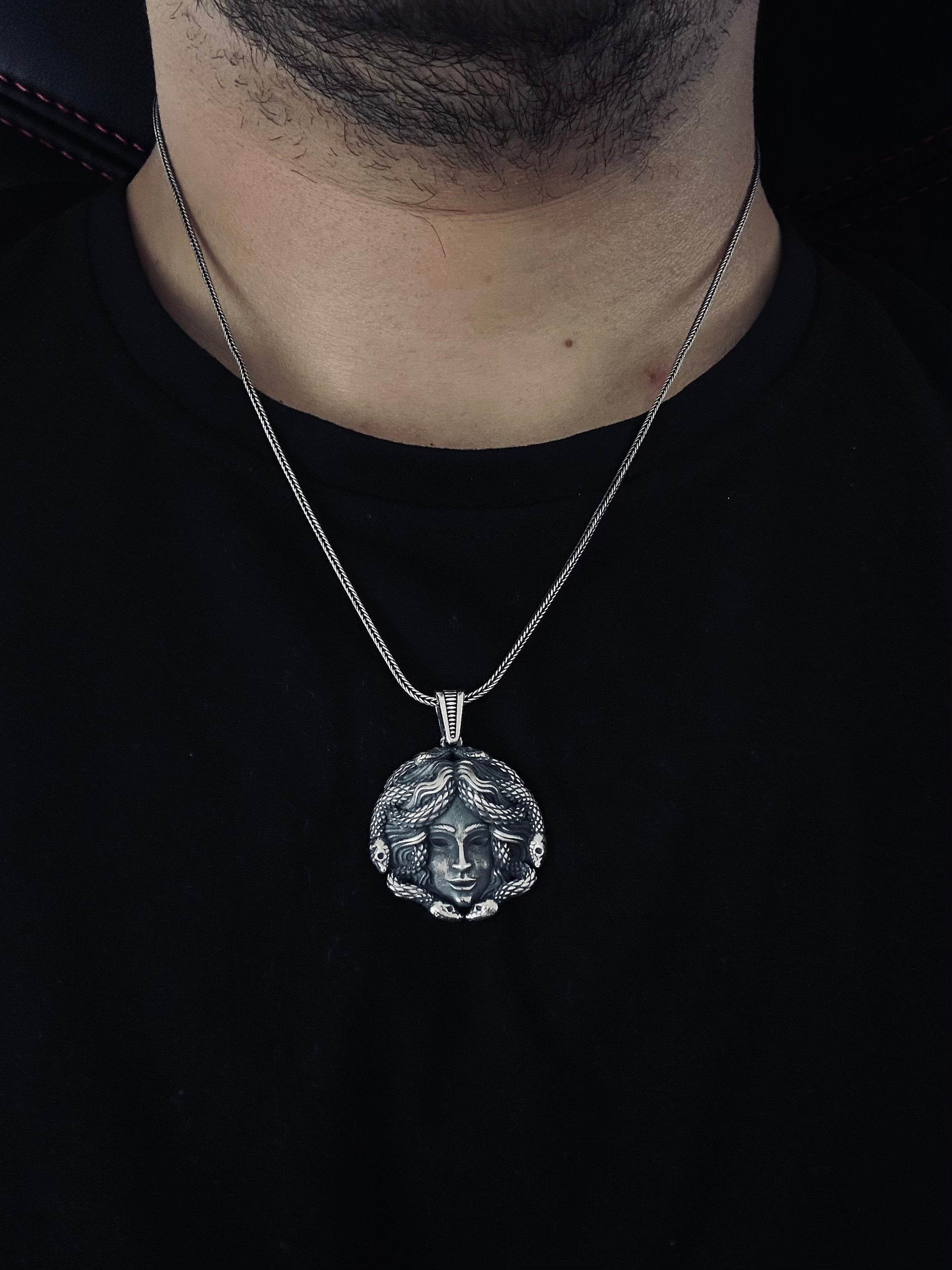 Medusa Başı Gümüş Kolye - Eşsiz El Yapımı Kolye Ucu