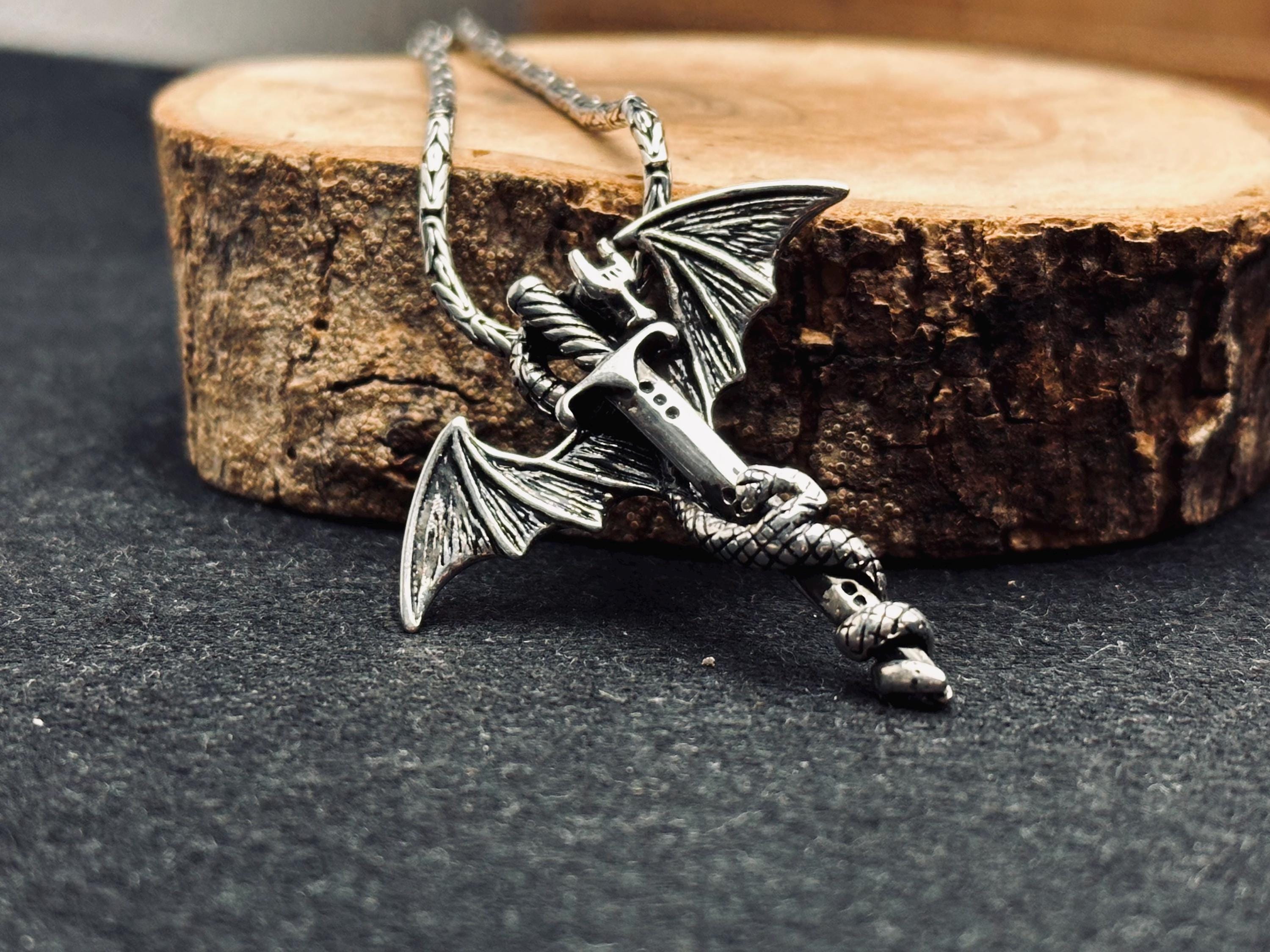 Yarasa Kanadı Kılıç Kolye: Gotik Gümüş Kolye
