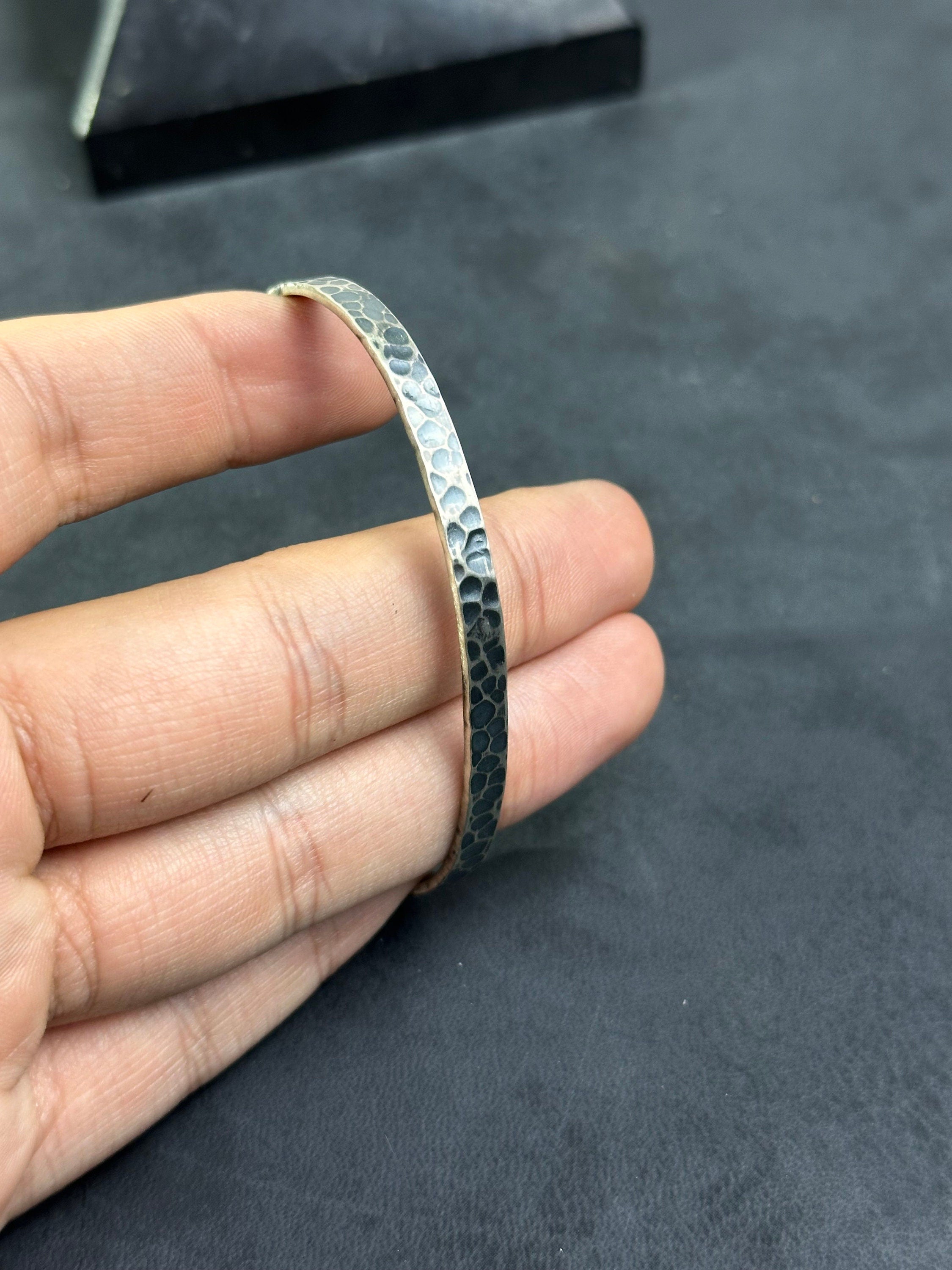 El Oyması Gümüş Kelepçe Bileklik: Minimalist Tasarım (Ayarlanabilir, Gümüş)