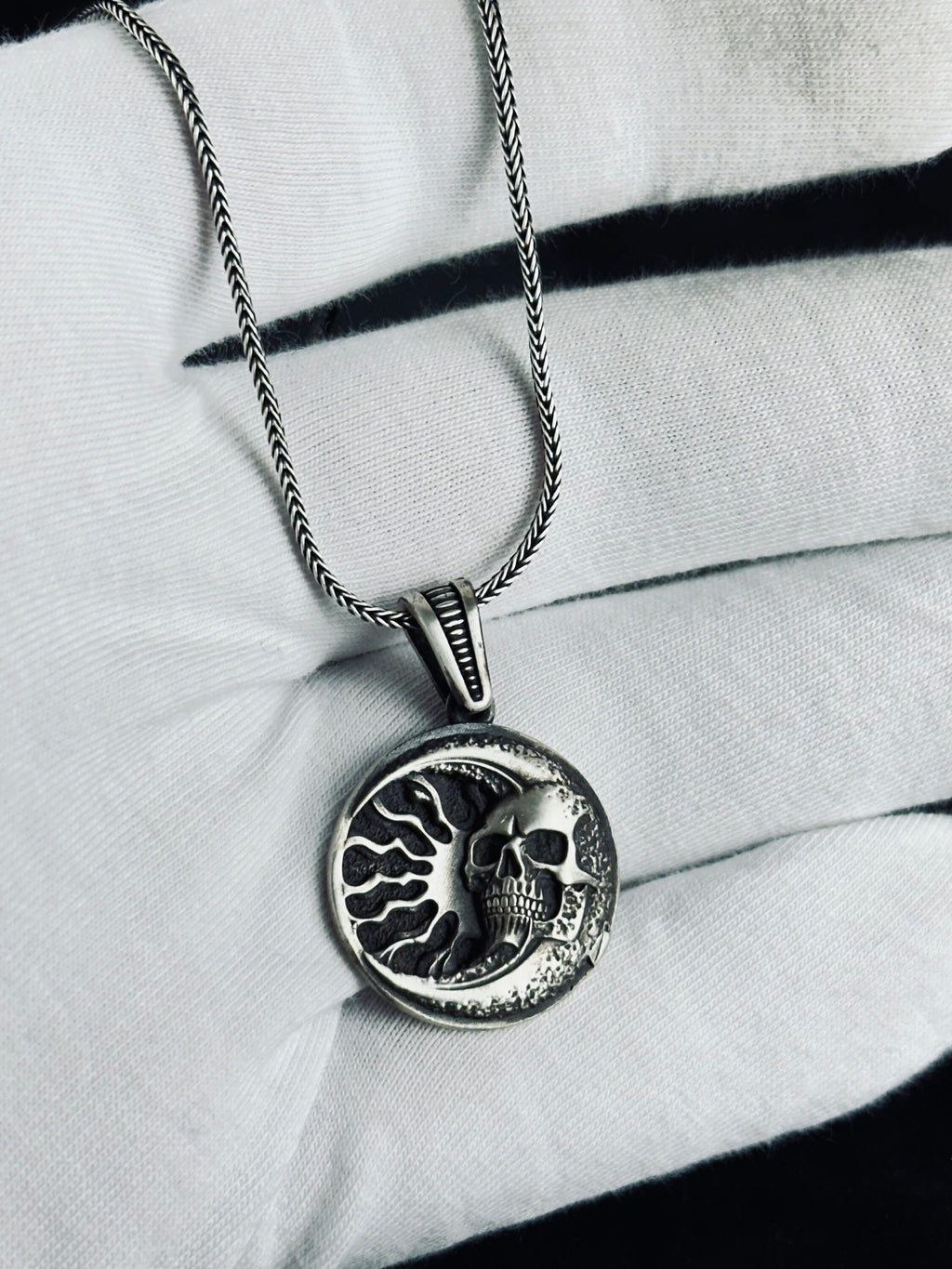 Gümüş Kurukafa Ay Kolye: Gotik Takı (Zincirli Uç)