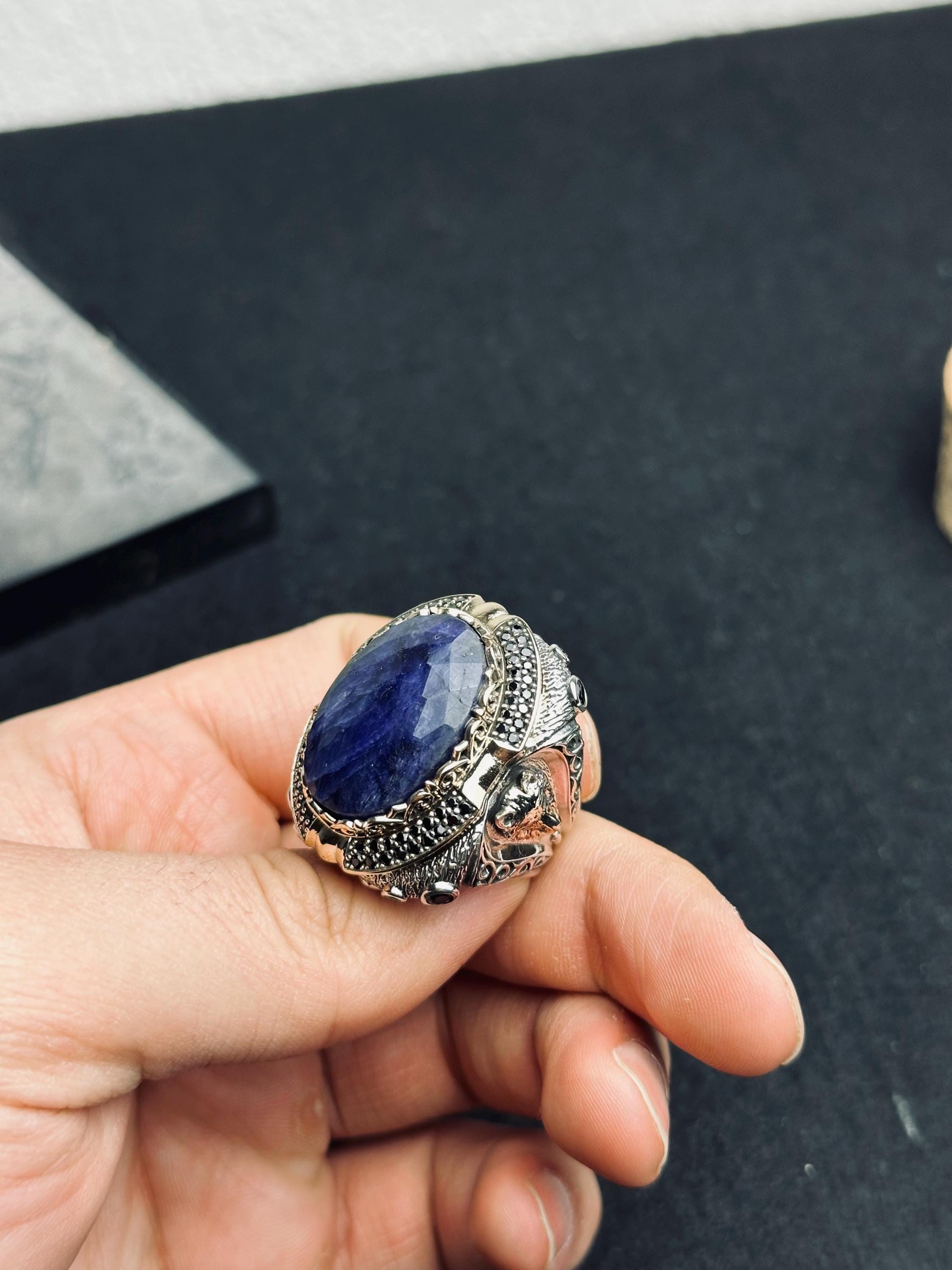 Erkek Gümüş Yüzük: Oval Lacivert Lapis Lazuli - Aslan Tasarımlı