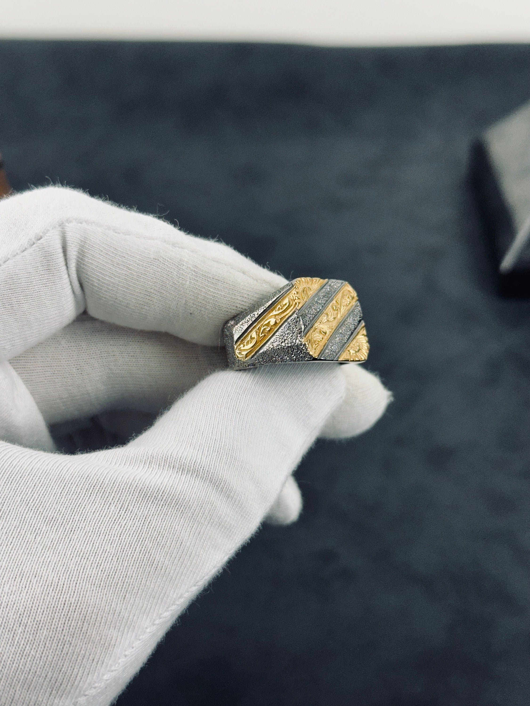 Deklarasyon Gümüş Yüzük: Rodyum İşlemeli Tasarım (Erkek Bedenleri)