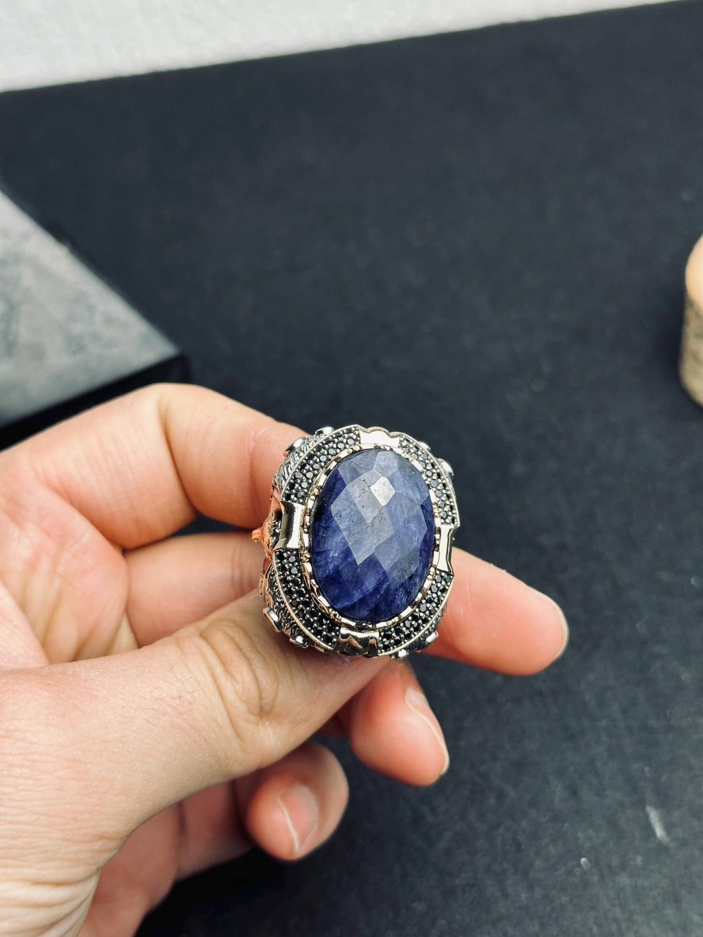 Erkek Gümüş Yüzük: Oval Lacivert Lapis Lazuli - Aslan Tasarımlı