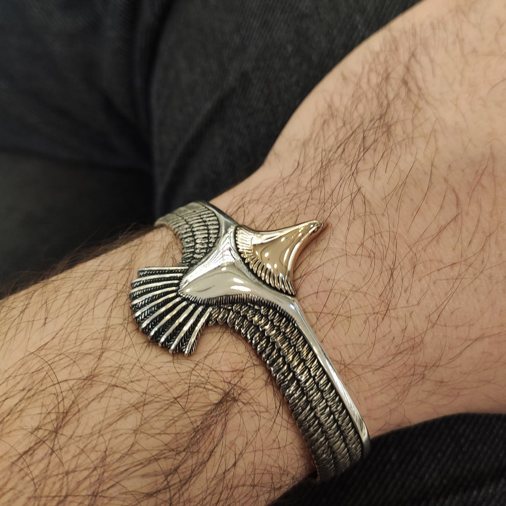 El Yapımı Gümüş Kartal Bileklik (İşlemeli Kelepçe, Safir)