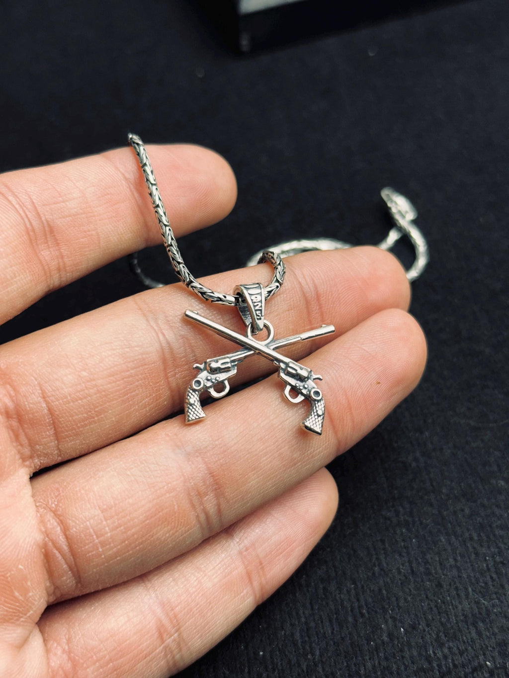 Tabanca Kolye, Gümüş Revolver Kolye Ucu, Altı Patlar Charm (Ayarlanabilir Zincir)