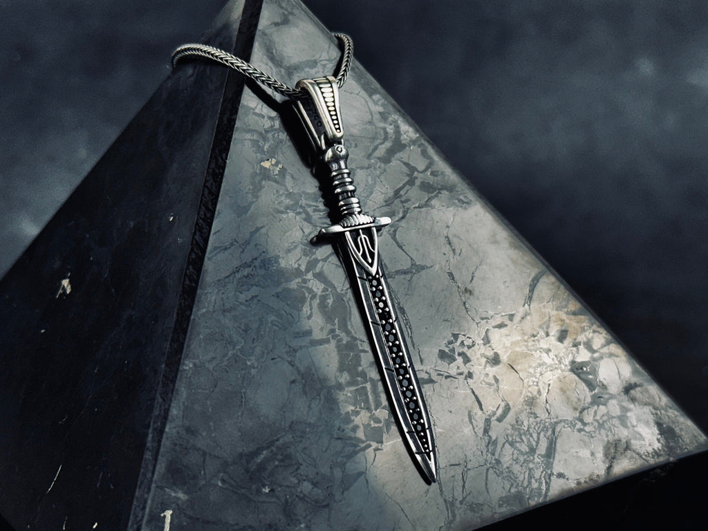 Viking Kılıcı Kolye: Zirkon Taşlı Gümüş Kolye Ucu