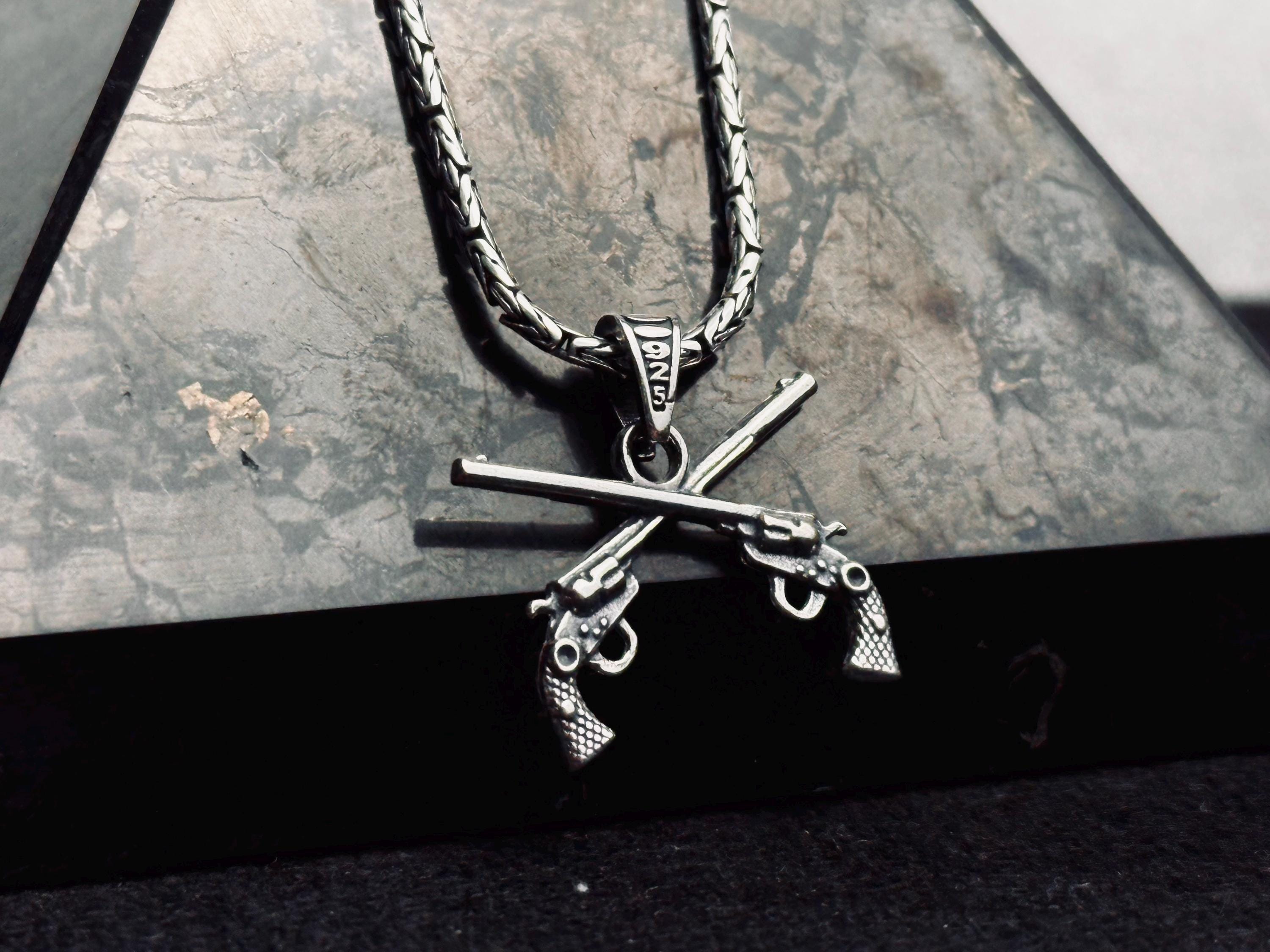 Tabanca Kolye, Gümüş Revolver Kolye Ucu, Altı Patlar Charm (Ayarlanabilir Zincir)