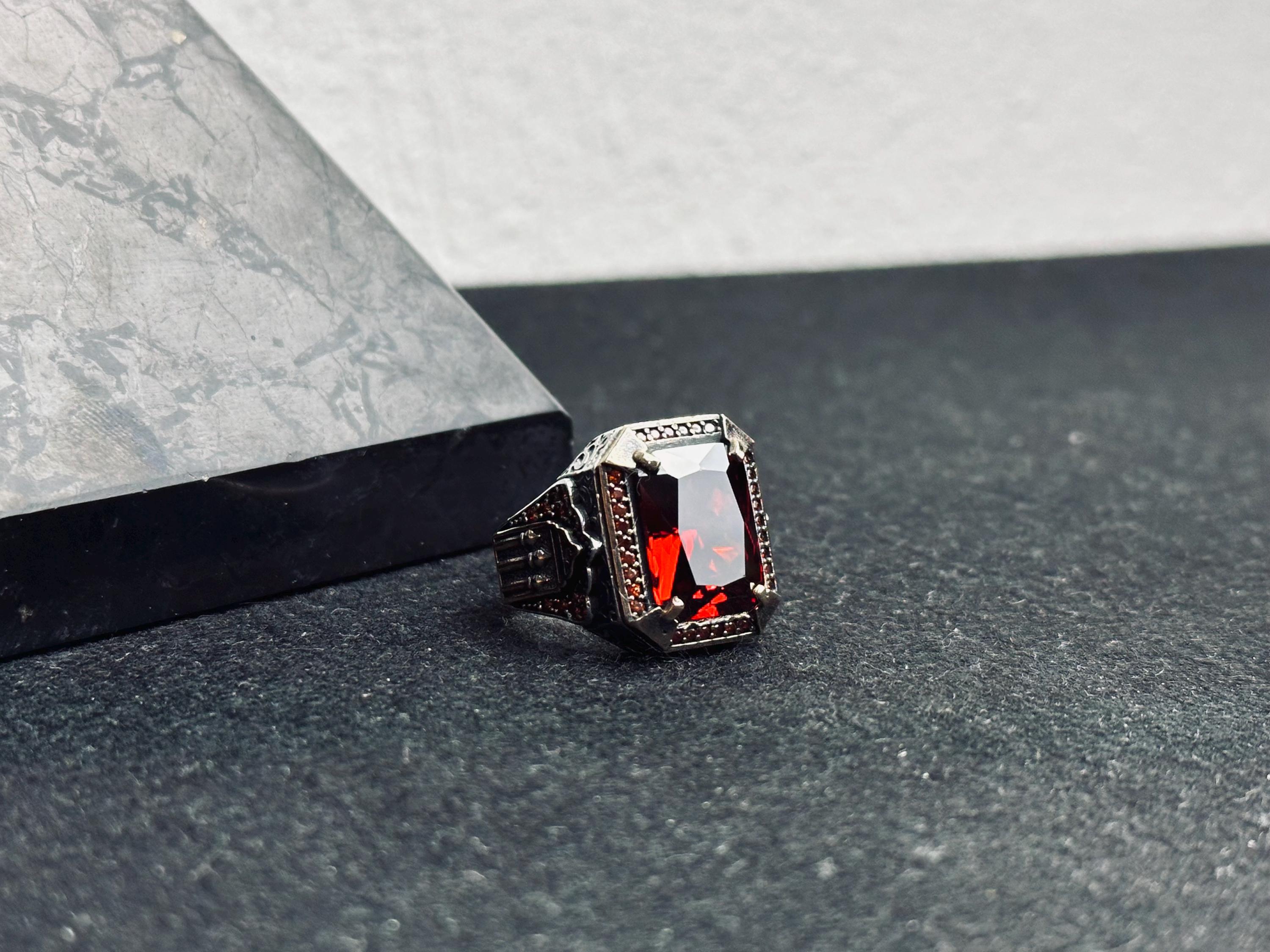 Erkek Kare Yakut Yüzük: Osmanlı Tasarımı (925 Ayar Gümüş)