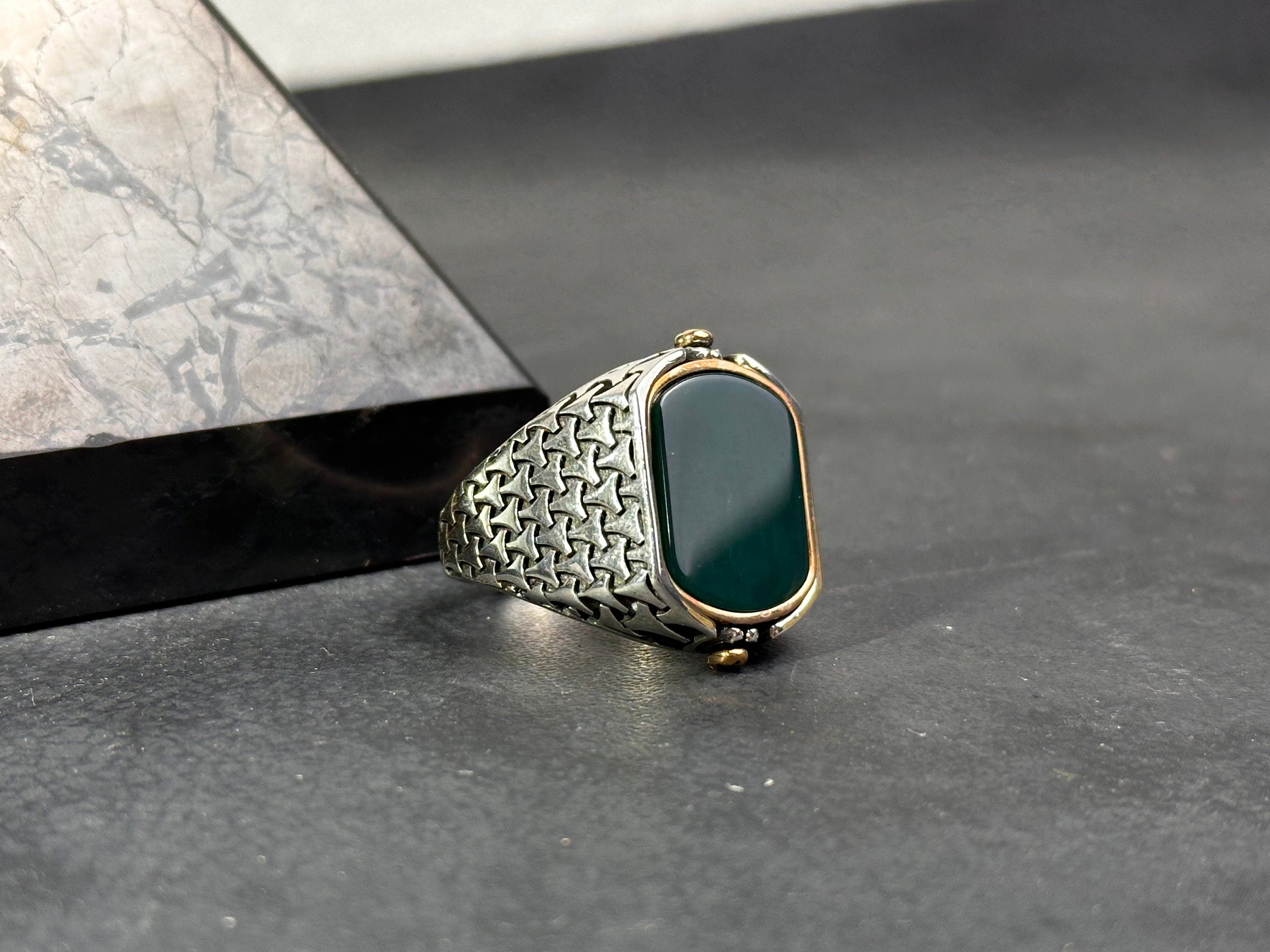 Akik Yüzük: Yeşil Akik Taşı, Çift Yönlü Tasarım (925 Ayar Gümüş)