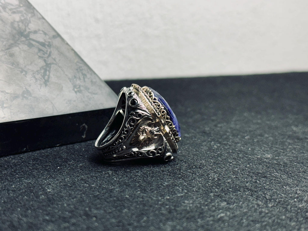 Erkek Gümüş Yüzük: Oval Lacivert Lapis Lazuli - Aslan Tasarımlı