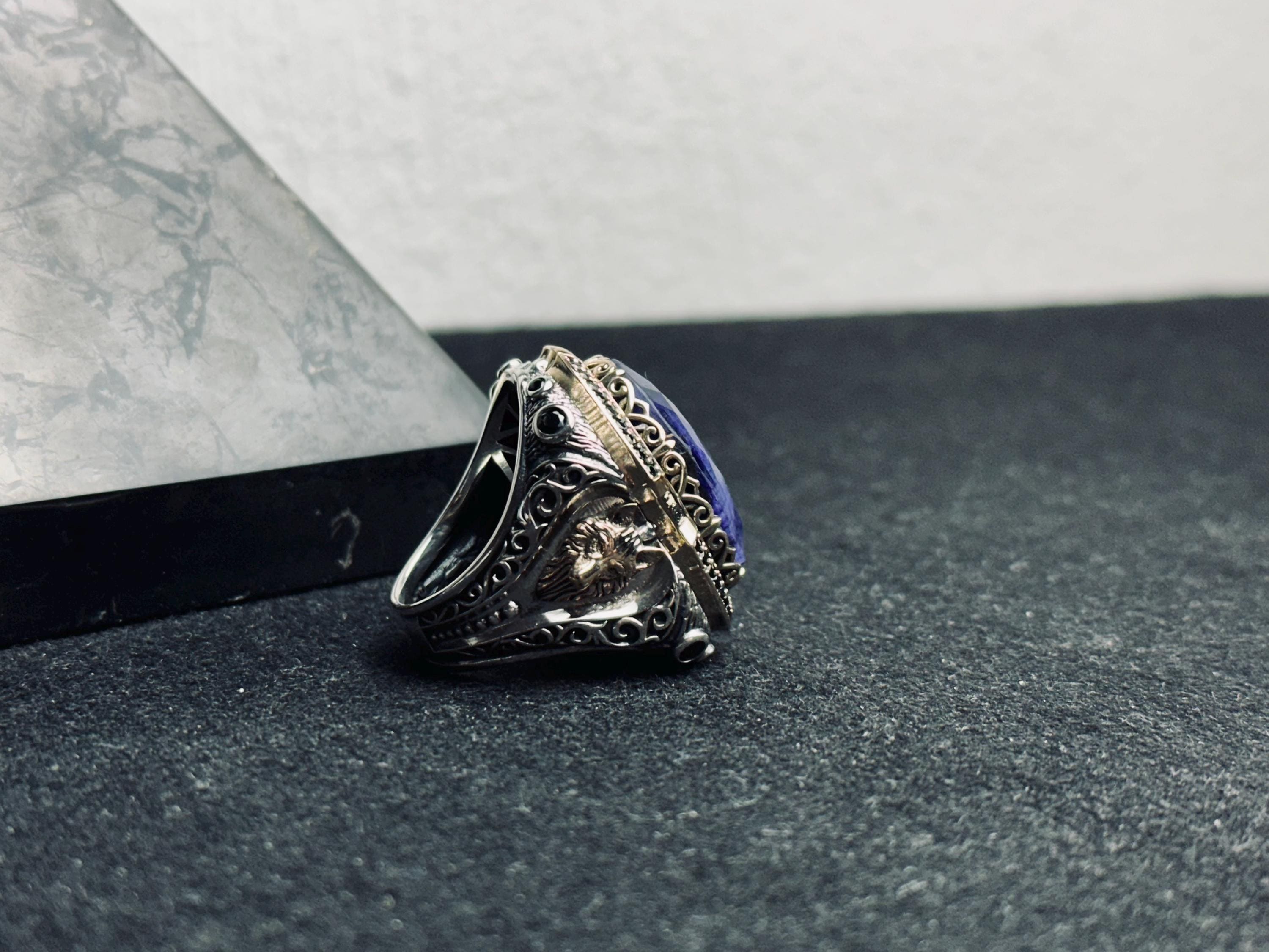 Erkek Gümüş Yüzük: Oval Lacivert Lapis Lazuli - Aslan Tasarımlı