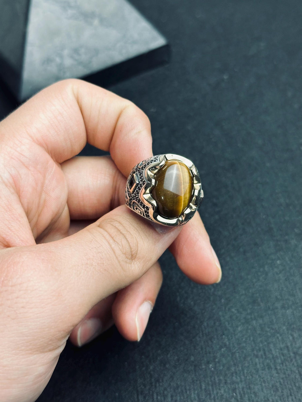Erkek Gösterişli Yüzük: Kaplan Gözü Değerli Taş - Oksitlenmiş 925 Ayar Gümüş