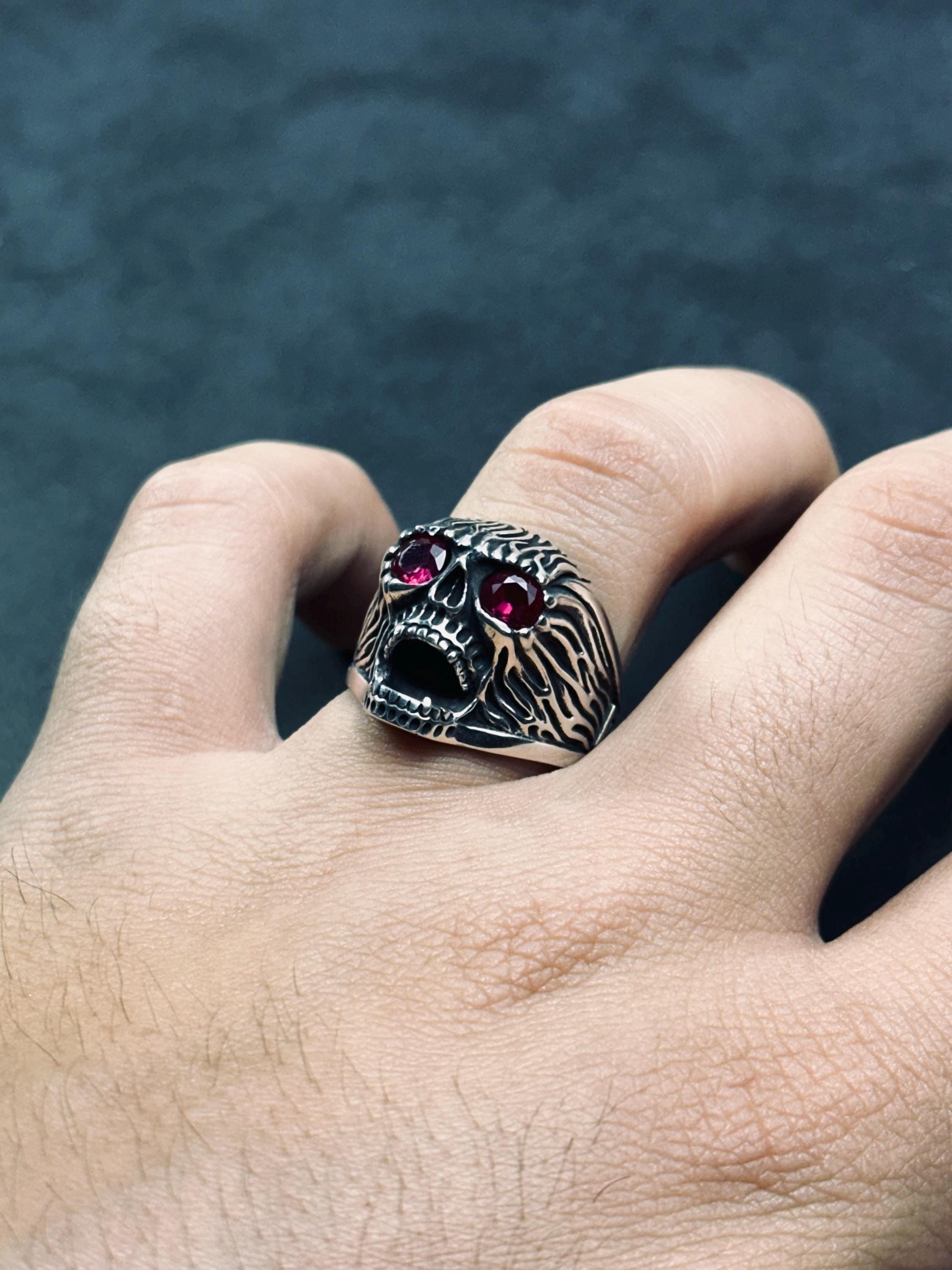 İşlemeli Kurukafa Motorcu Yüzüğü: Gümüş, El Yapımı Gotik Takı