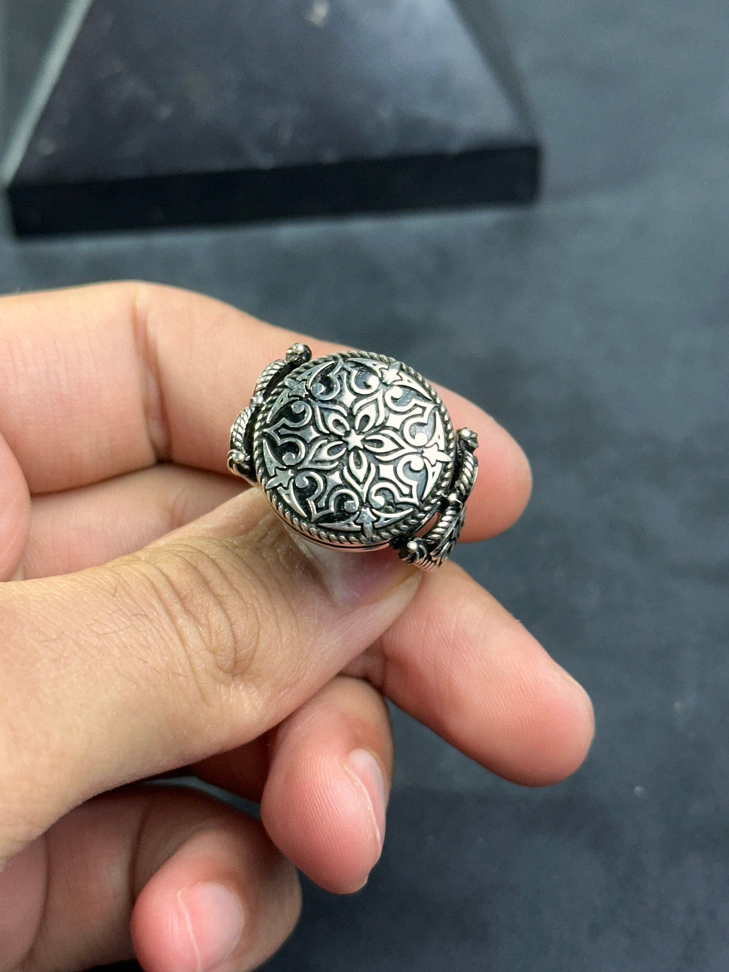925 Ayar Gümüş Yüzük: Çiçek Gravür Detayı (Zarif Stil)