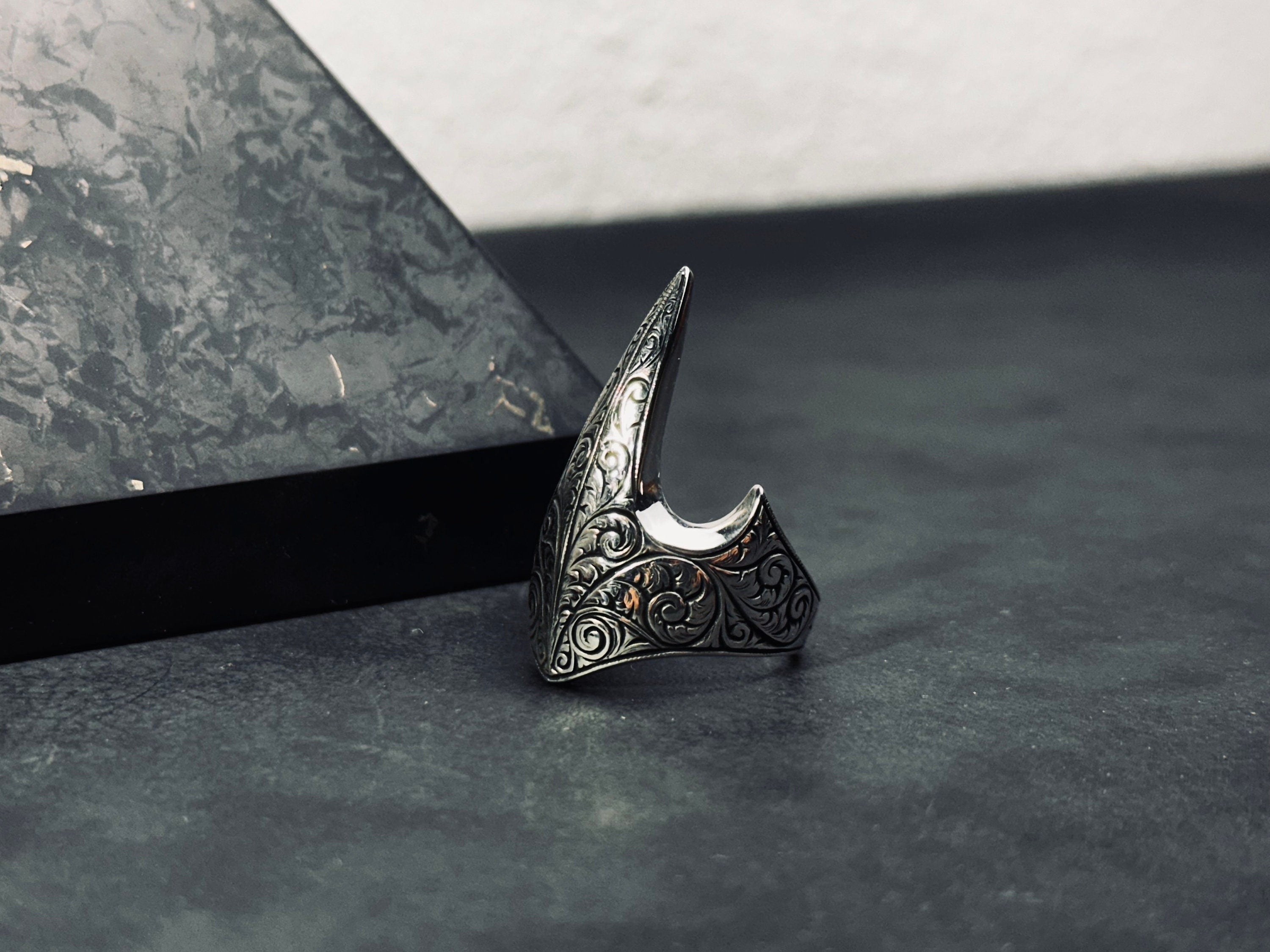 Başparmak Yüzüğü: Gümüş Ouroboros Tasarım (Orta Çağ Zihgir Stili)