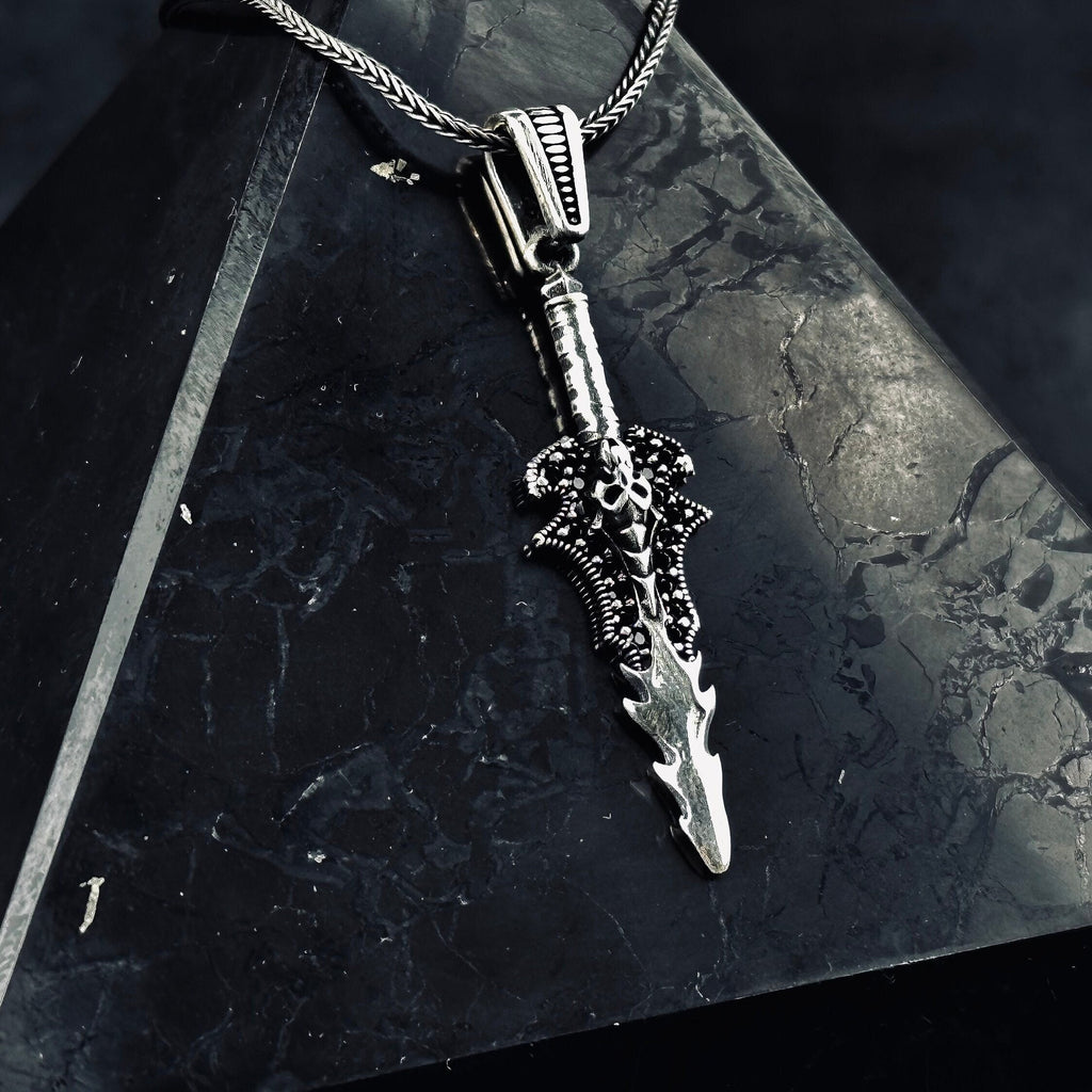 Gümüş Kurukafa Kılıç Kolye - Mistik Gotik Değerli Taş Kolye Ucu