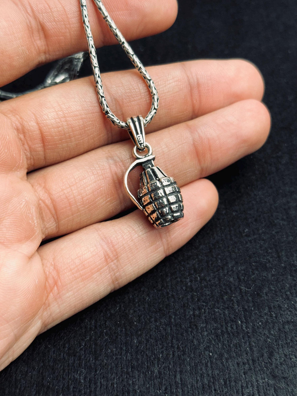 El Bombası Kolye: Benzersiz Gümüş Takı (Erkek Zincir Seçenekleri)