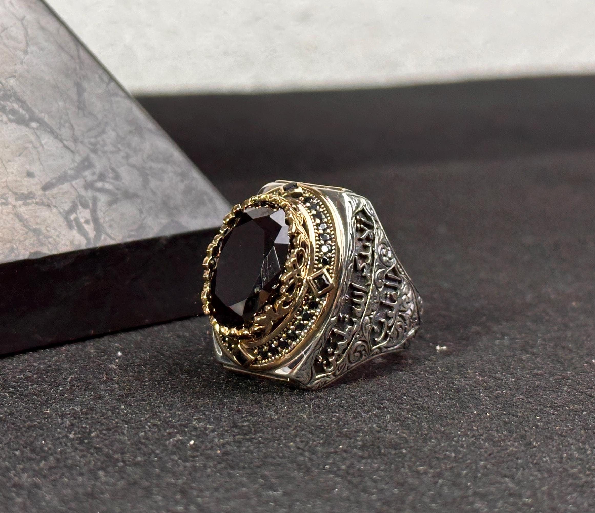 Arapça Kaligrafi Yüzük: CZ Taşlı Gümüş (Erkek Bedeni)