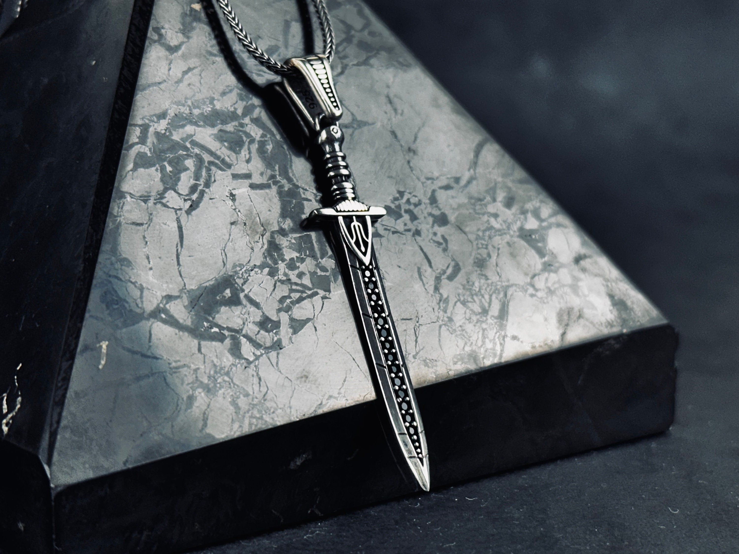 Viking Kılıcı Kolye: Zirkon Taşlı Gümüş Kolye Ucu