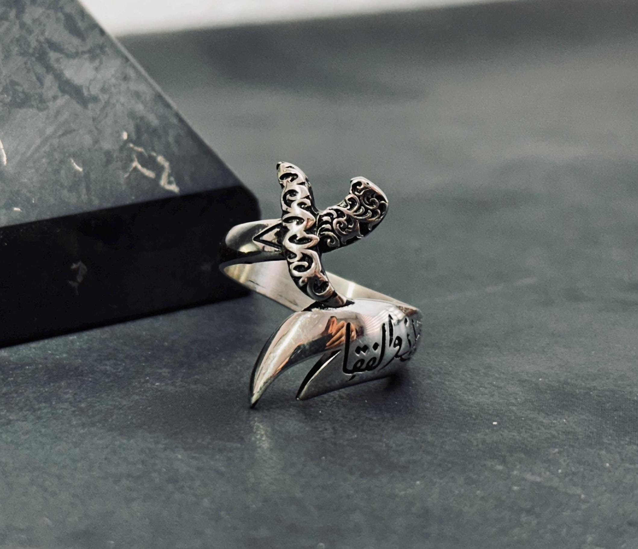 Arapça Kaligrafi Kılıç Yüzük, Gümüş (Ayarlanabilir Başparmak Bandı)