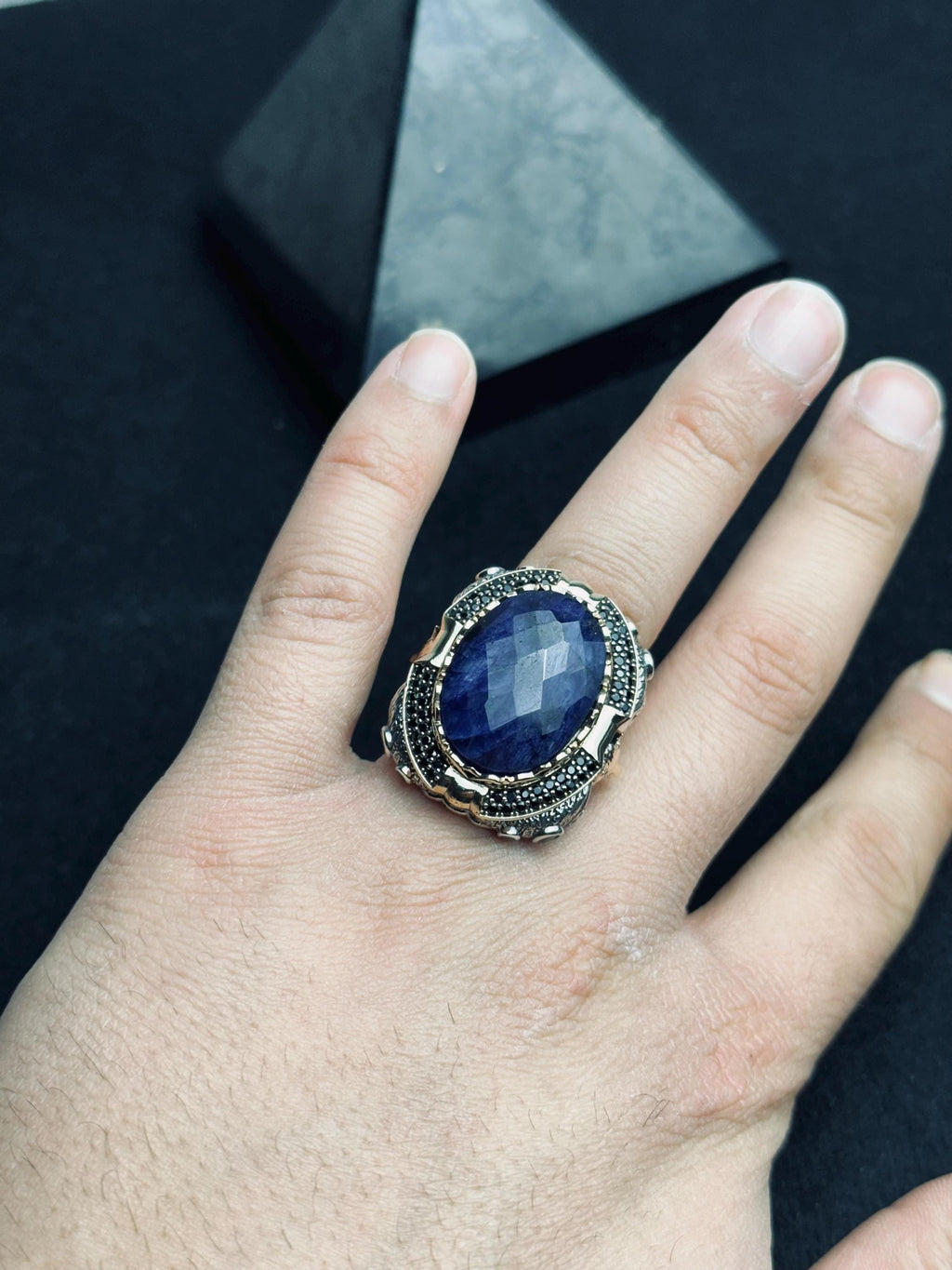Erkek Gümüş Yüzük: Oval Lacivert Lapis Lazuli - Aslan Tasarımlı