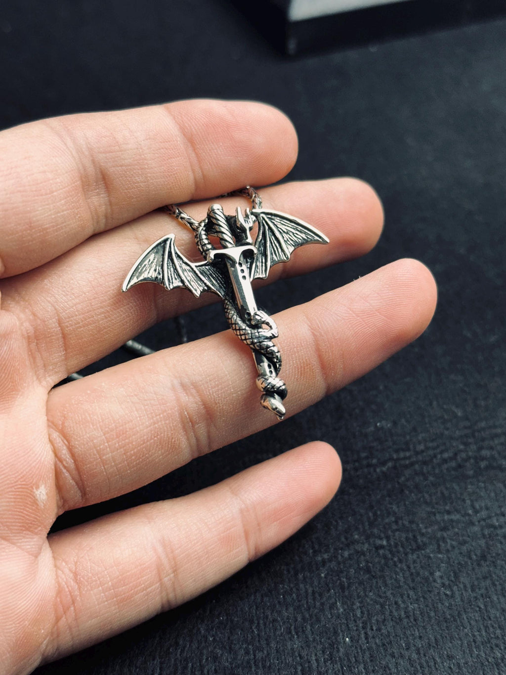 Yarasa Kanadı Kılıç Kolye: Gotik Gümüş Kolye