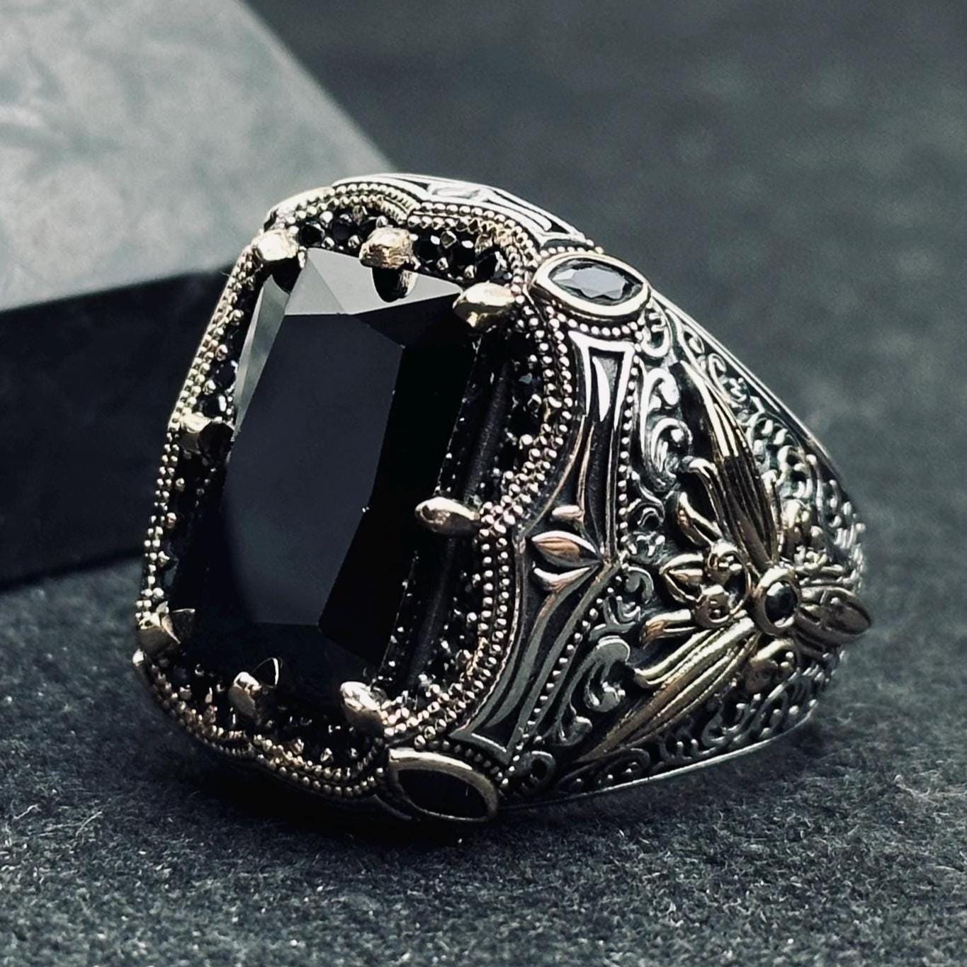 Siyah Zirkon Erkek Yüzük: El Yapımı Gümüş Osmanlı Tarzı