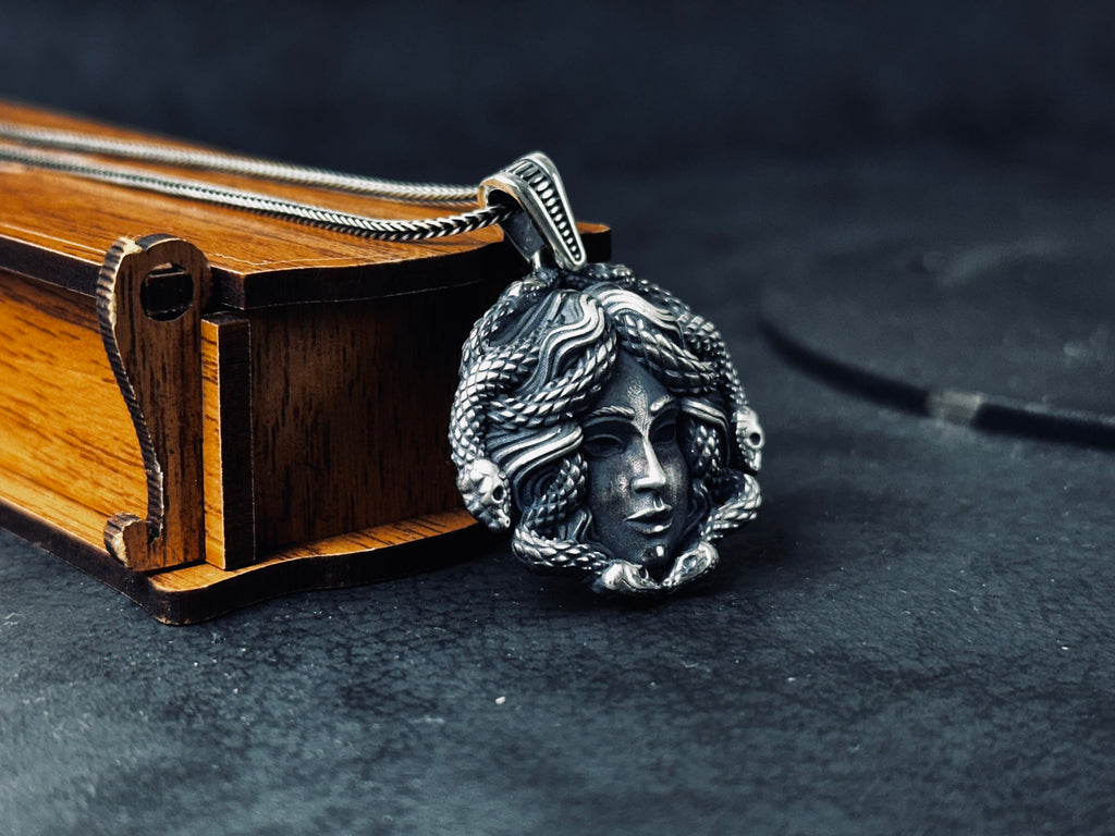 Medusa Başı Gümüş Kolye - Eşsiz El Yapımı Kolye Ucu
