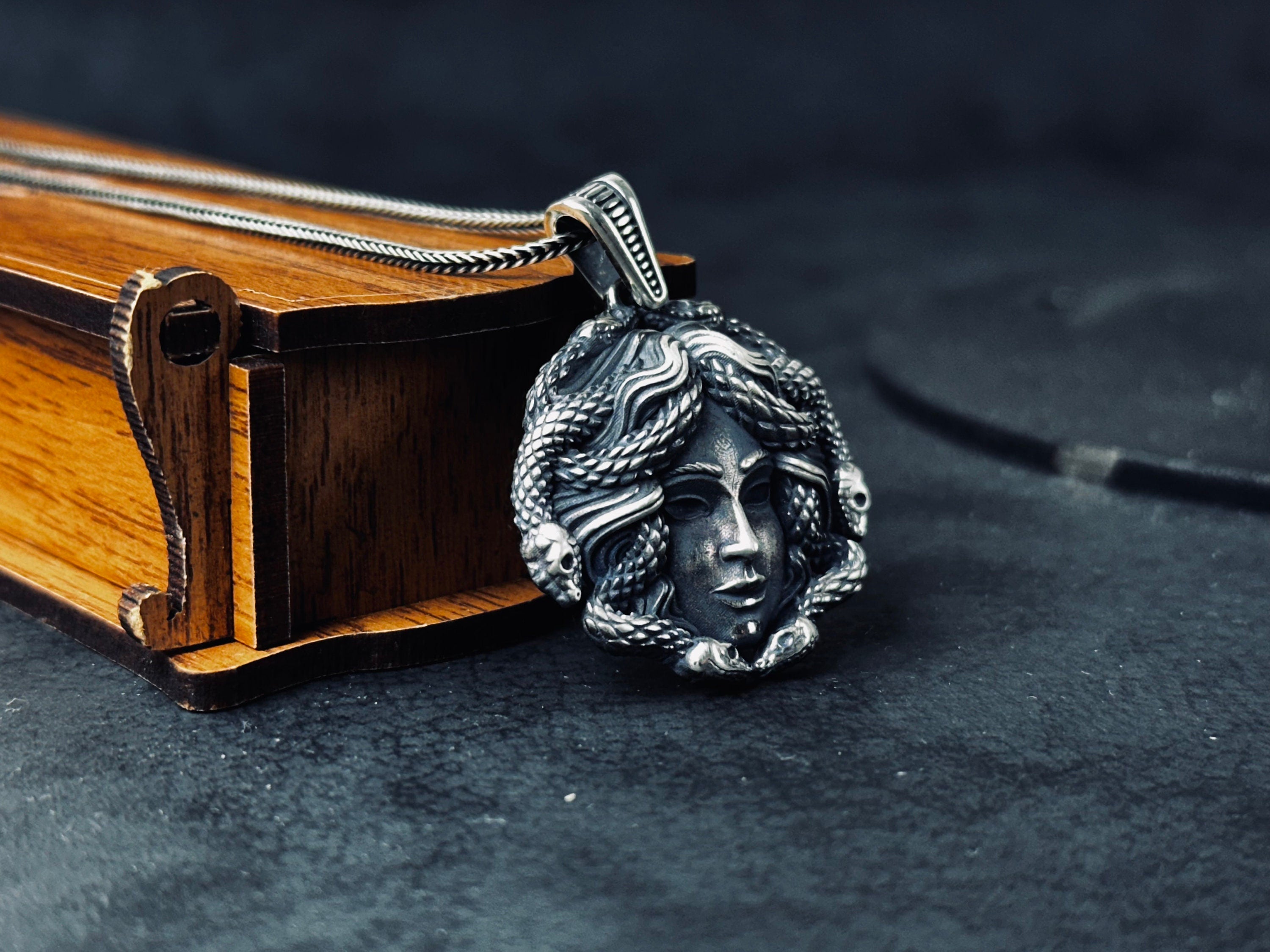 Medusa Başı Gümüş Kolye - Eşsiz El Yapımı Kolye Ucu