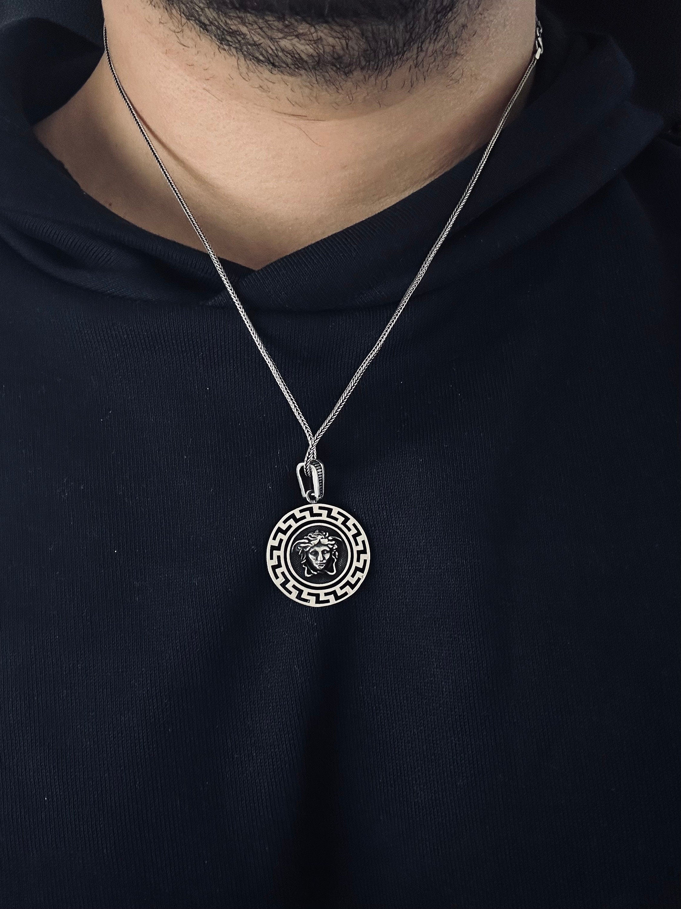 Medusa Kolye: Çift Taraflı Mit Tasarımı (925 Ayar Gümüş)