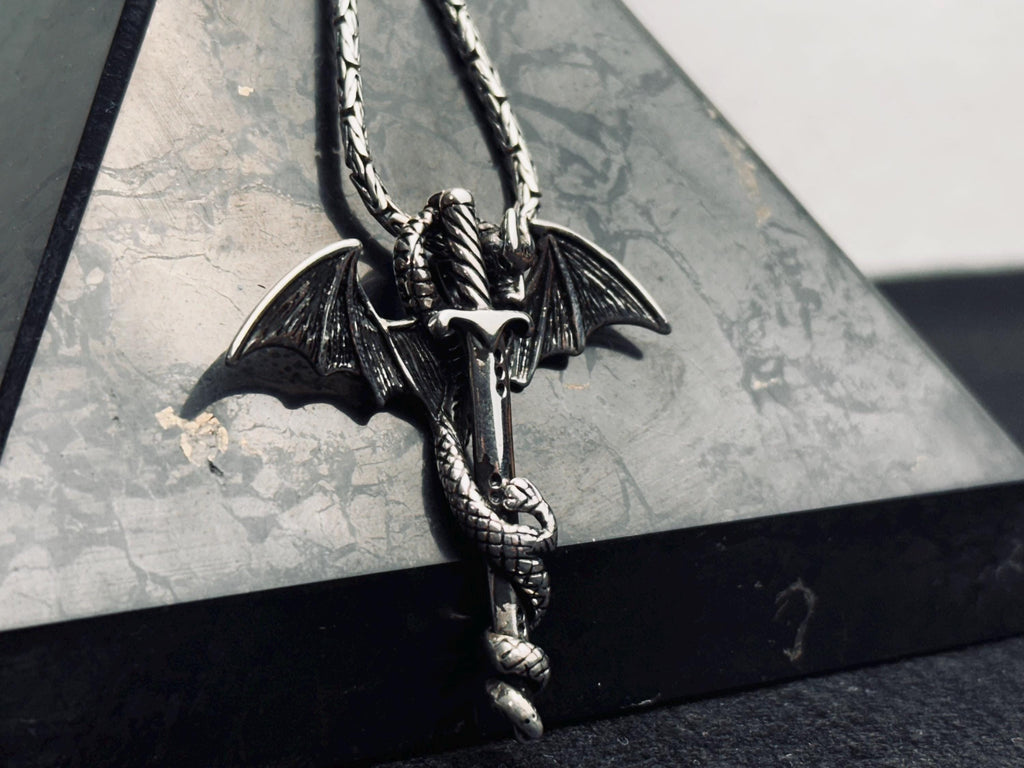 Yarasa Kanadı Kılıç Kolye: Gotik Gümüş Kolye