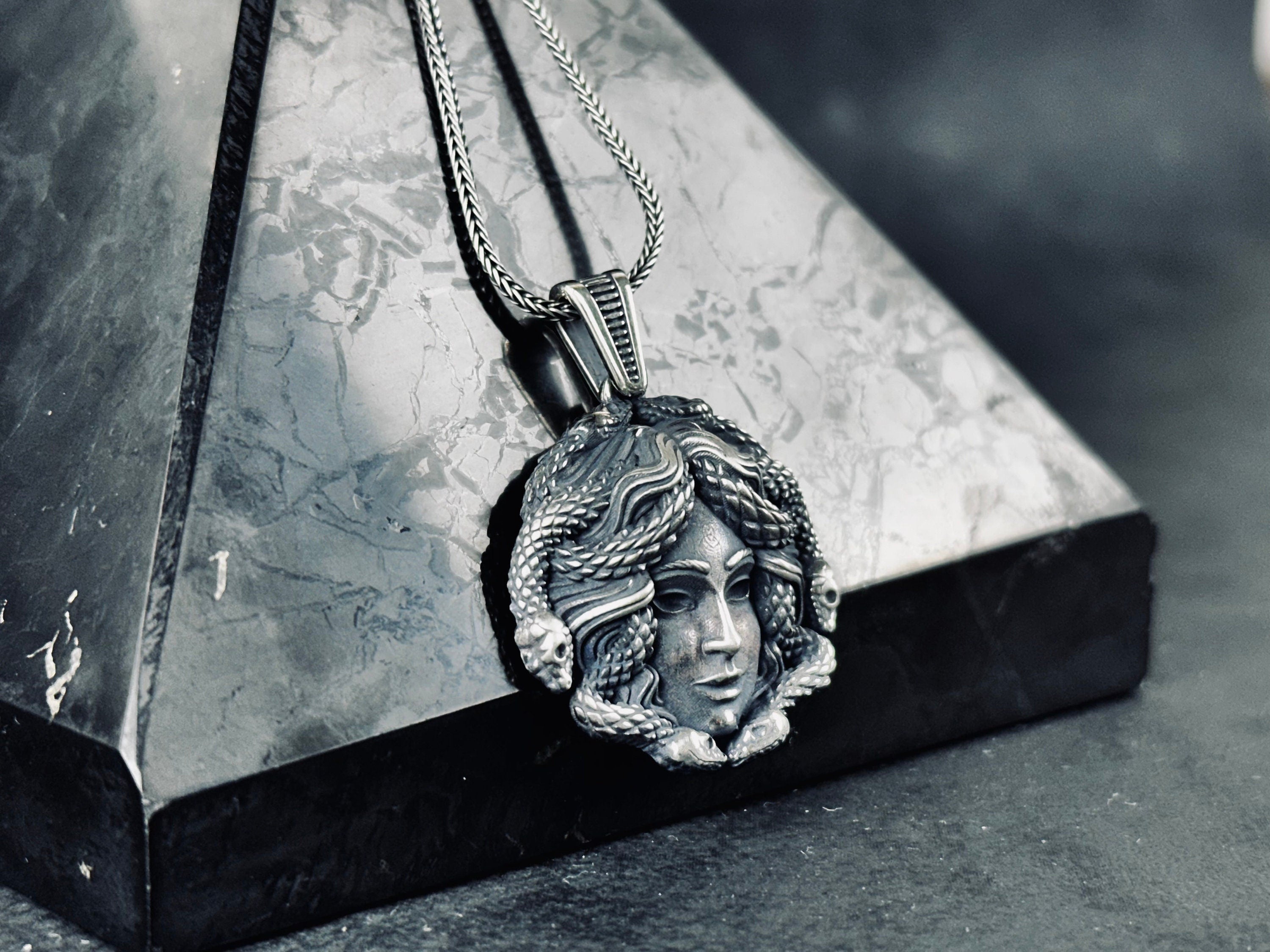 Medusa Başı Gümüş Kolye - Eşsiz El Yapımı Kolye Ucu