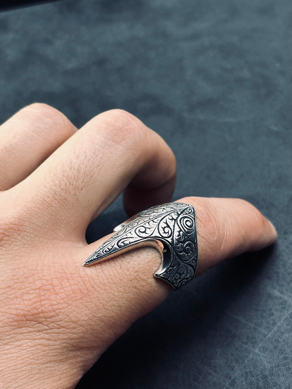 Başparmak Yüzüğü: Gümüş Ouroboros Tasarım (Orta Çağ Zihgir Stili)