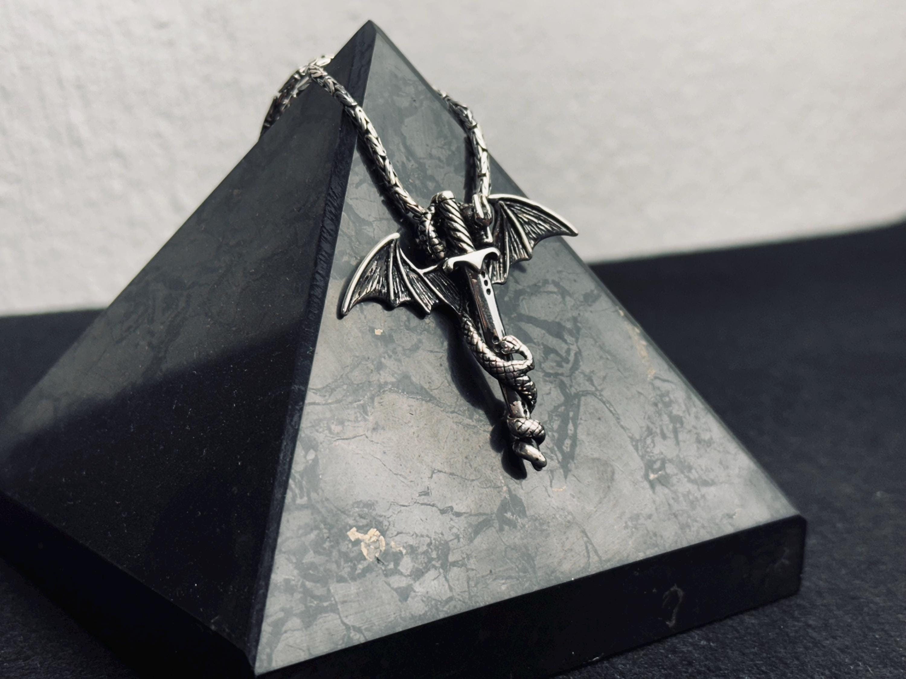 Yarasa Kanadı Kılıç Kolye: Gotik Gümüş Kolye