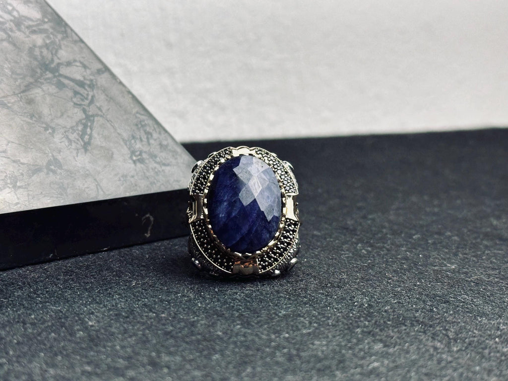 Erkek Gümüş Yüzük: Oval Lacivert Lapis Lazuli - Aslan Tasarımlı