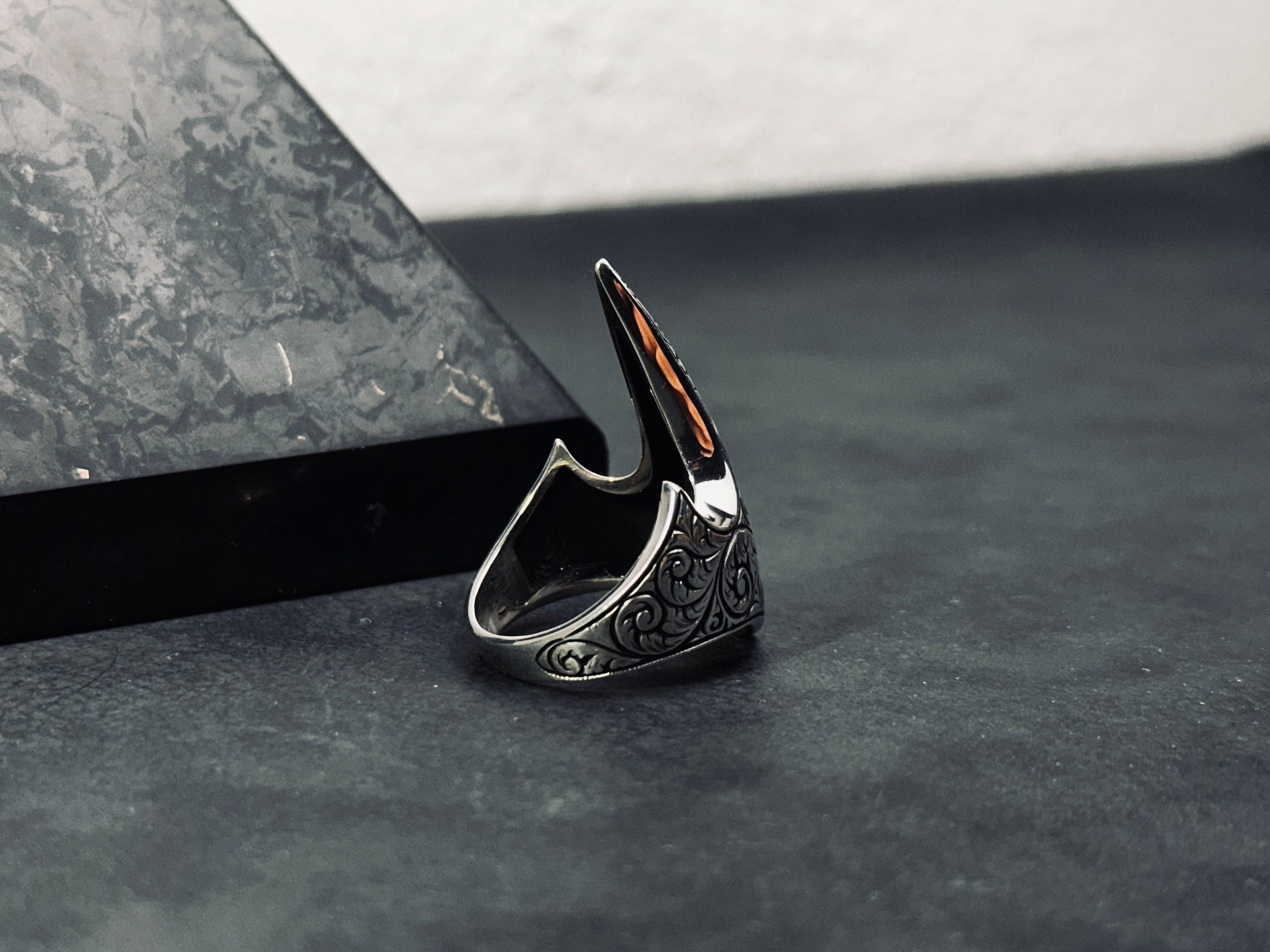 Başparmak Yüzüğü: Gümüş Ouroboros Tasarım (Orta Çağ Zihgir Stili)