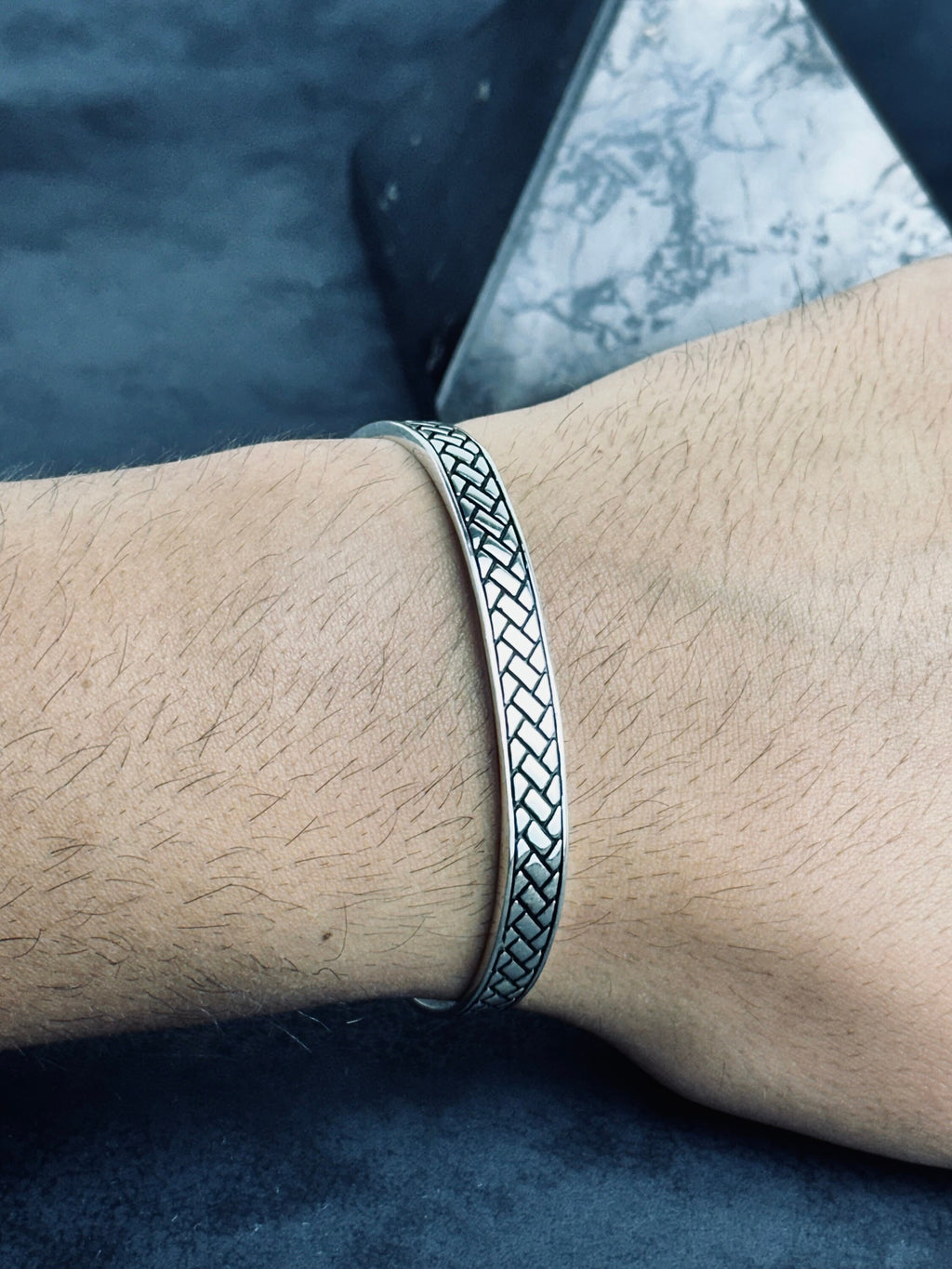 Som Gümüş Yunan Kol Manşet: Ayarlanabilir El Yapımı Bileklik (Erkek Takı)