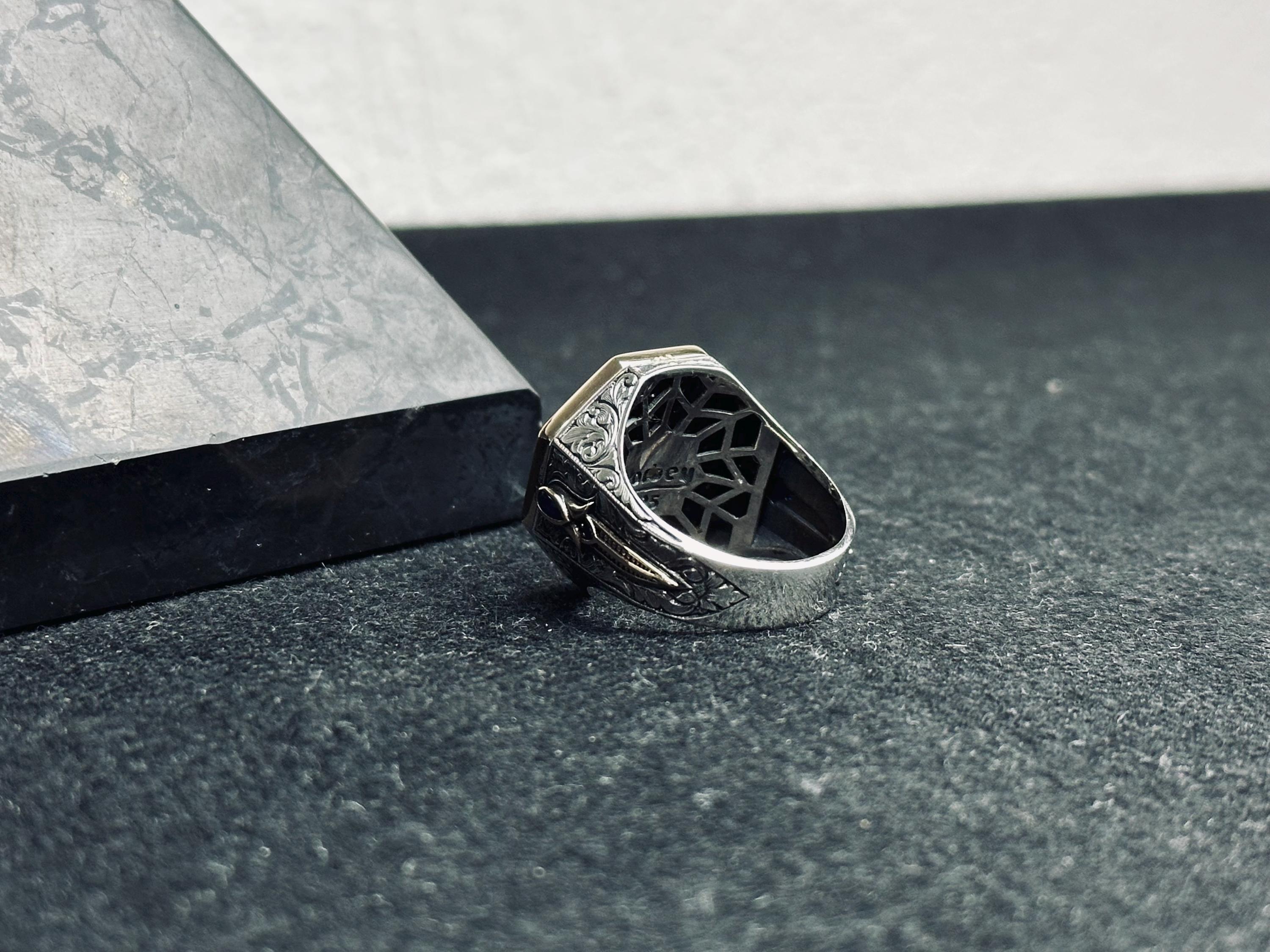 Erkekler İçin 8 Şekilli Gümüş Yüzük - Minik Mavi Zirkon Detaylı