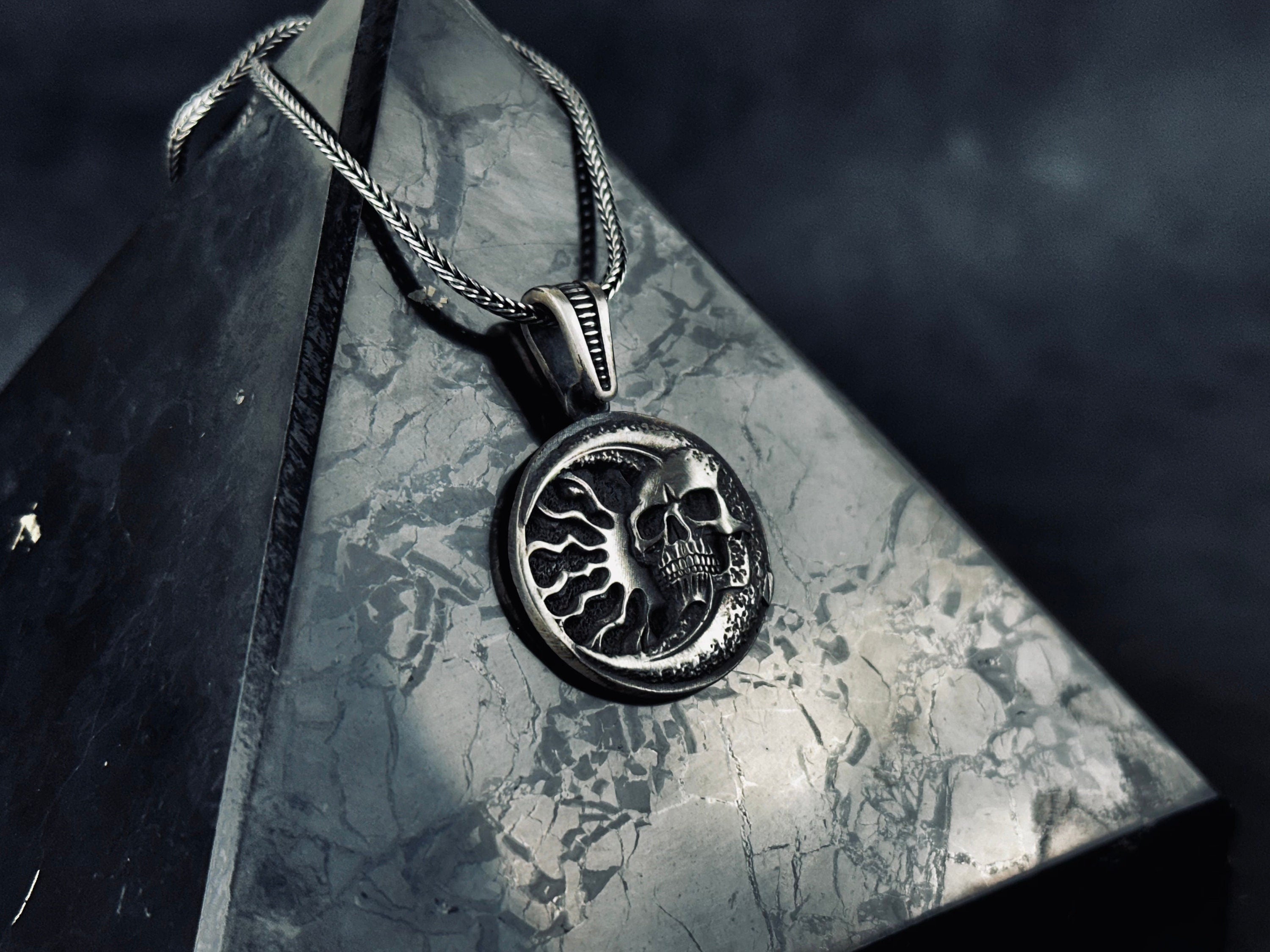 Gümüş Kurukafa Ay Kolye: Gotik Takı (Zincirli Uç)