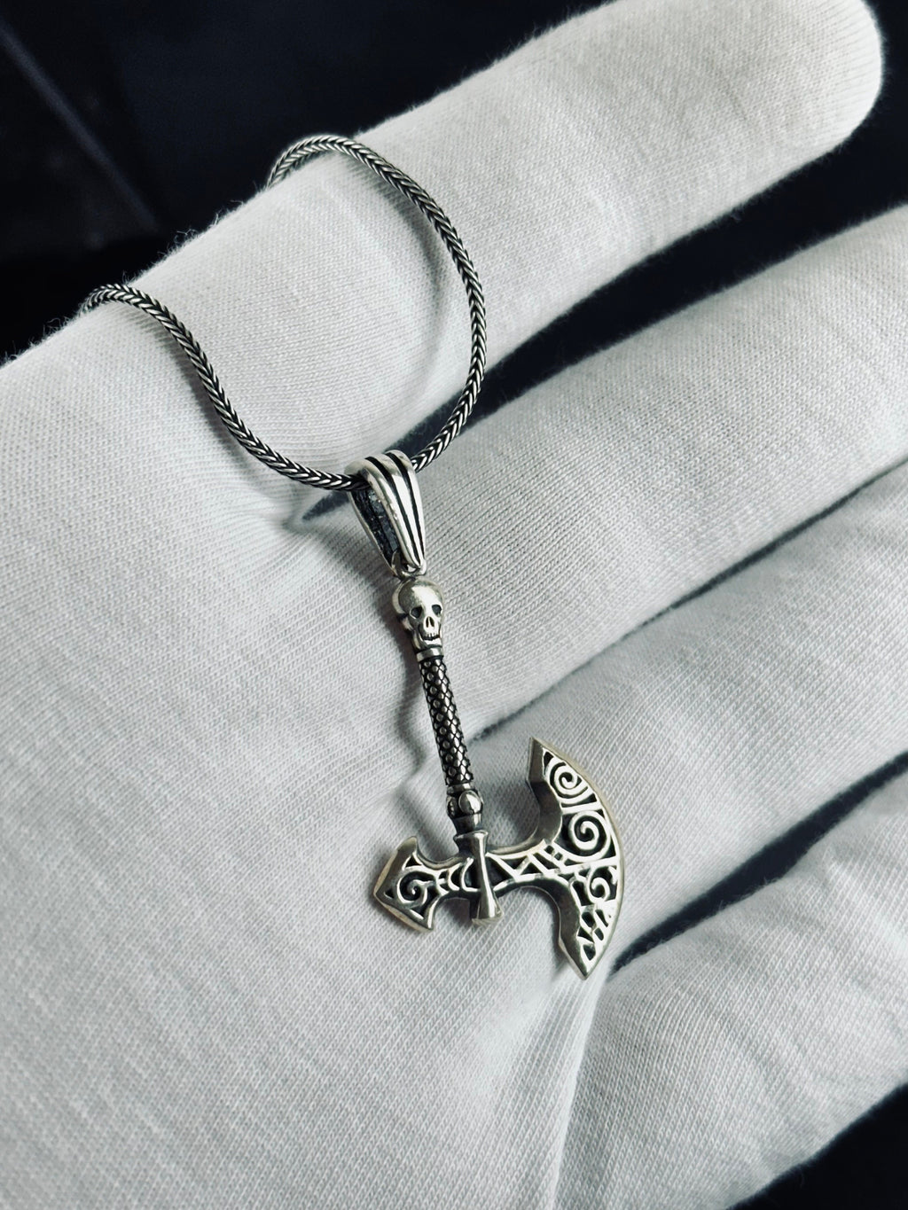 Gümüş Balta ve Kurukafa Kolye: Keskin Gotik Kolye Ucu