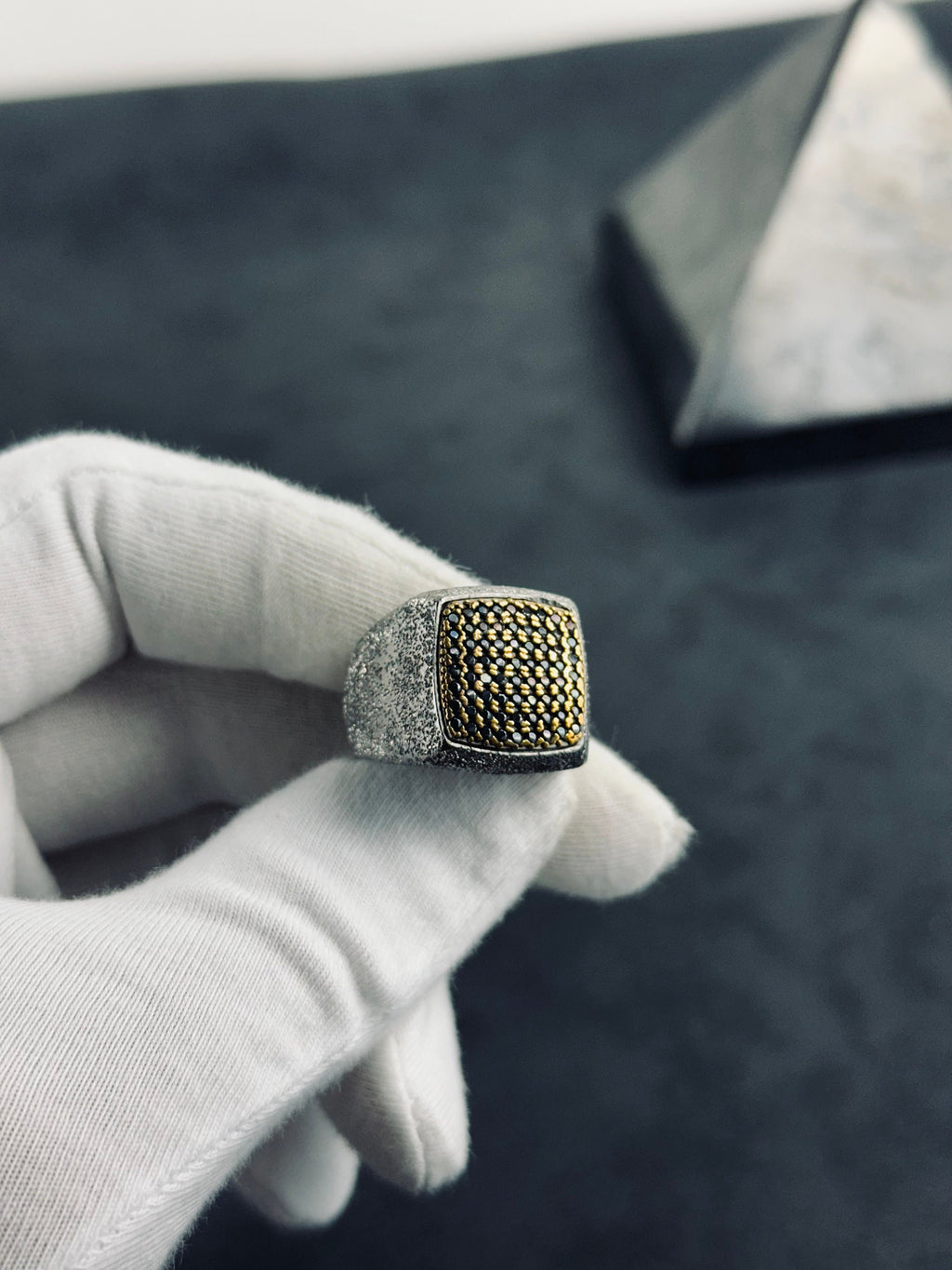 Oymalı Zirkon Nokta Yüzük: Rodyum Kaplama Gümüş