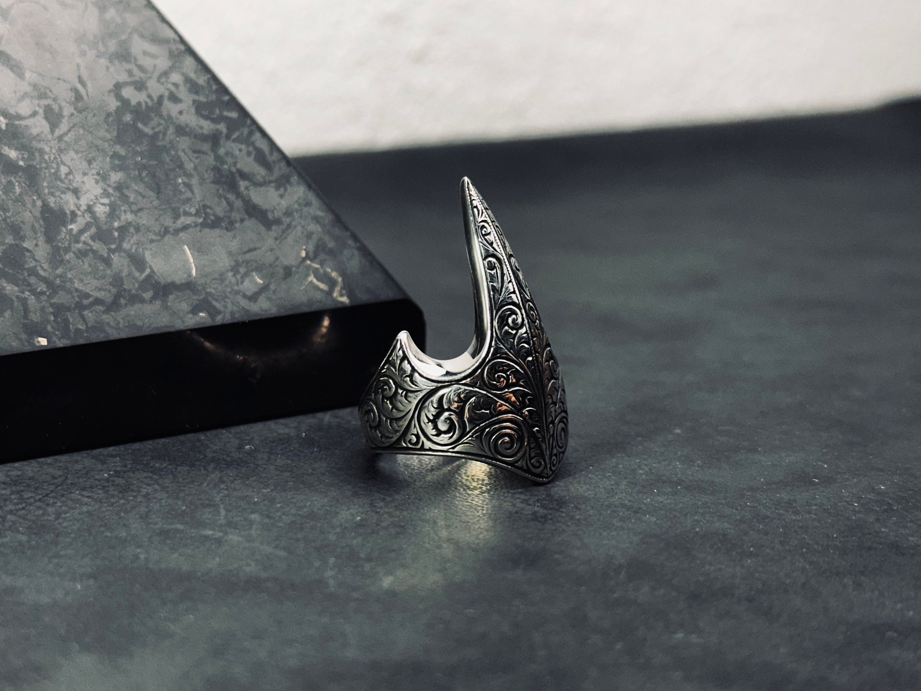 Başparmak Yüzüğü: Gümüş Ouroboros Tasarım (Orta Çağ Zihgir Stili)